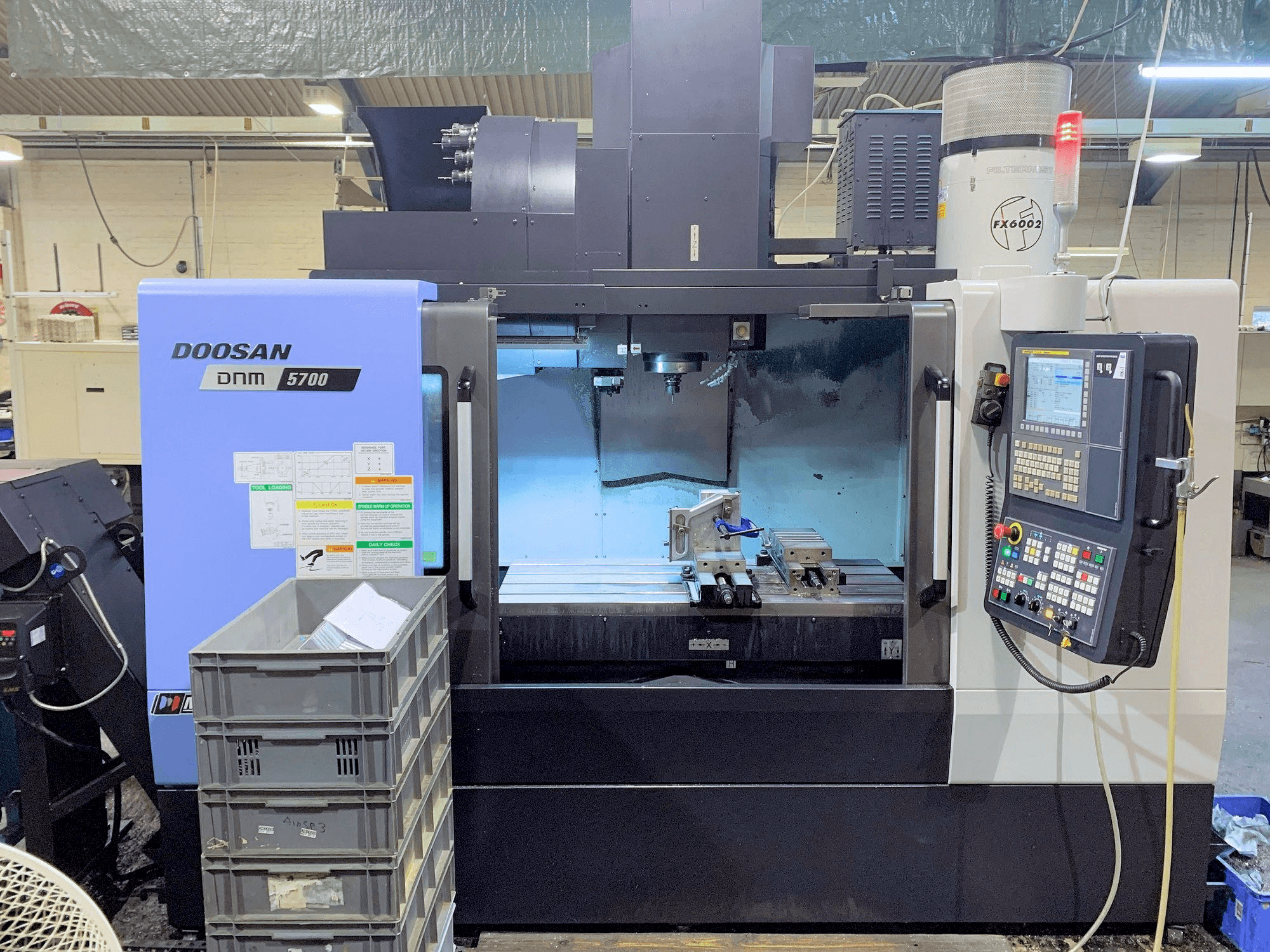 Doosan DNM 5700 Mašinos vaizdas iš priekio