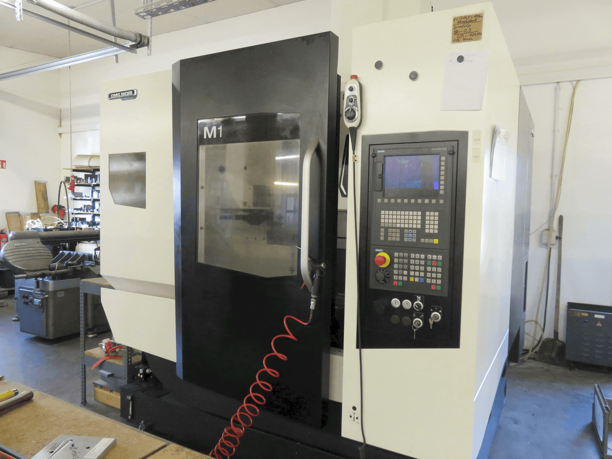 DMG MORI M1 Mašinos vaizdas iš priekio
