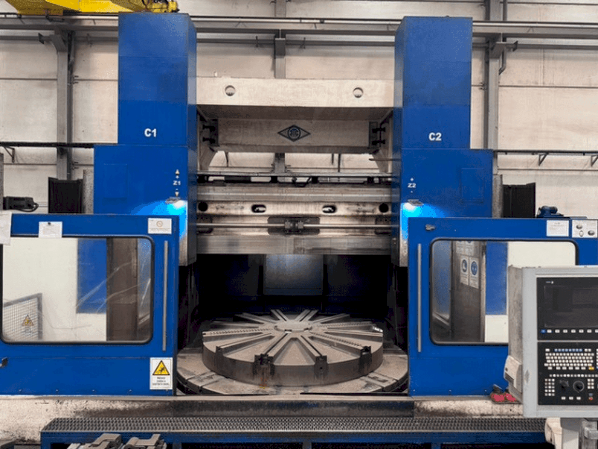 KOLOMNA 1532T Mašinos vaizdas iš priekio