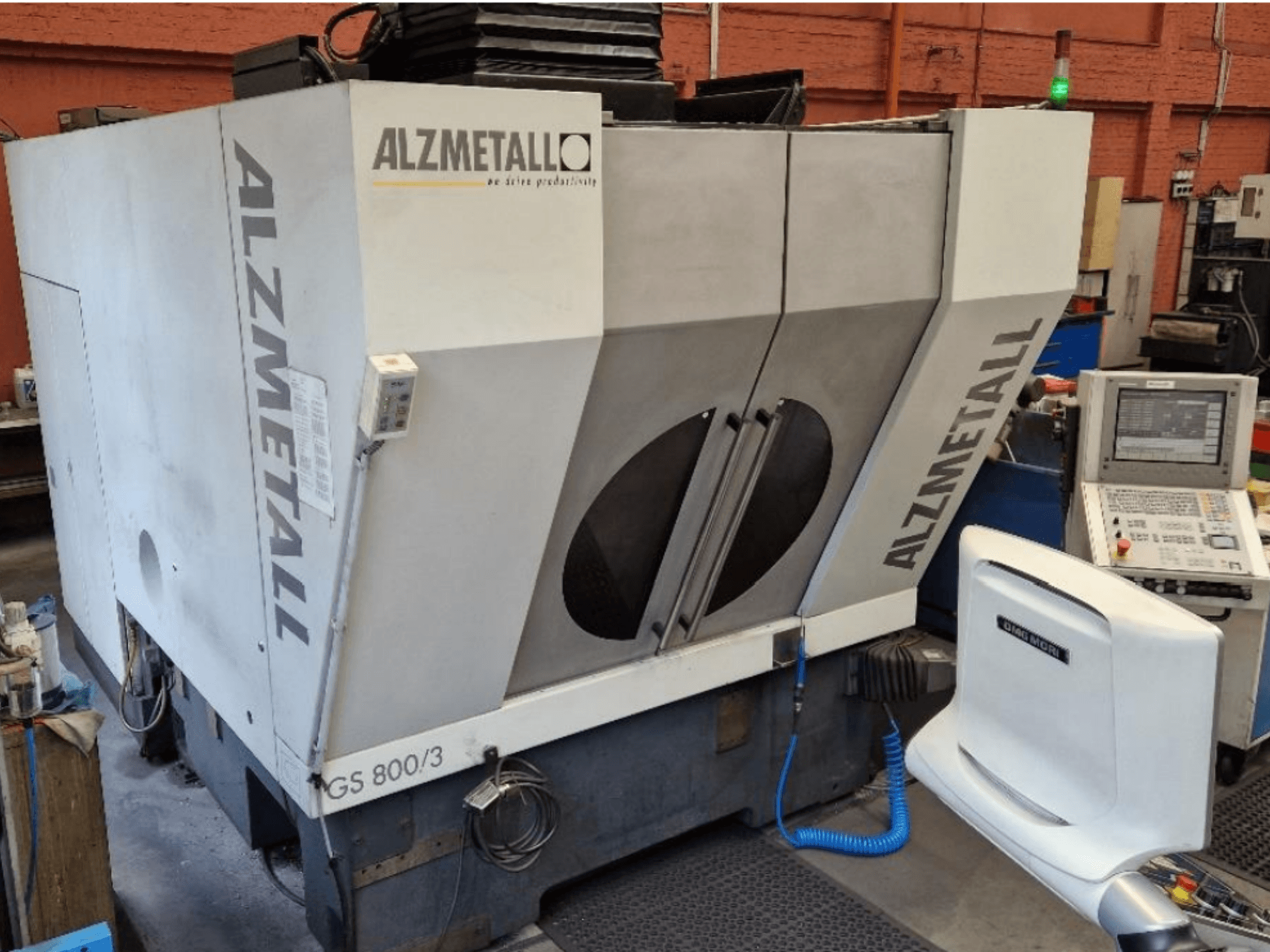 Vertikalus apdirbimo centras „Alzmetall GS 800/3“, vaizdas iš priekio, kuriame matomas staklių korpusas ir valdymo pultas.