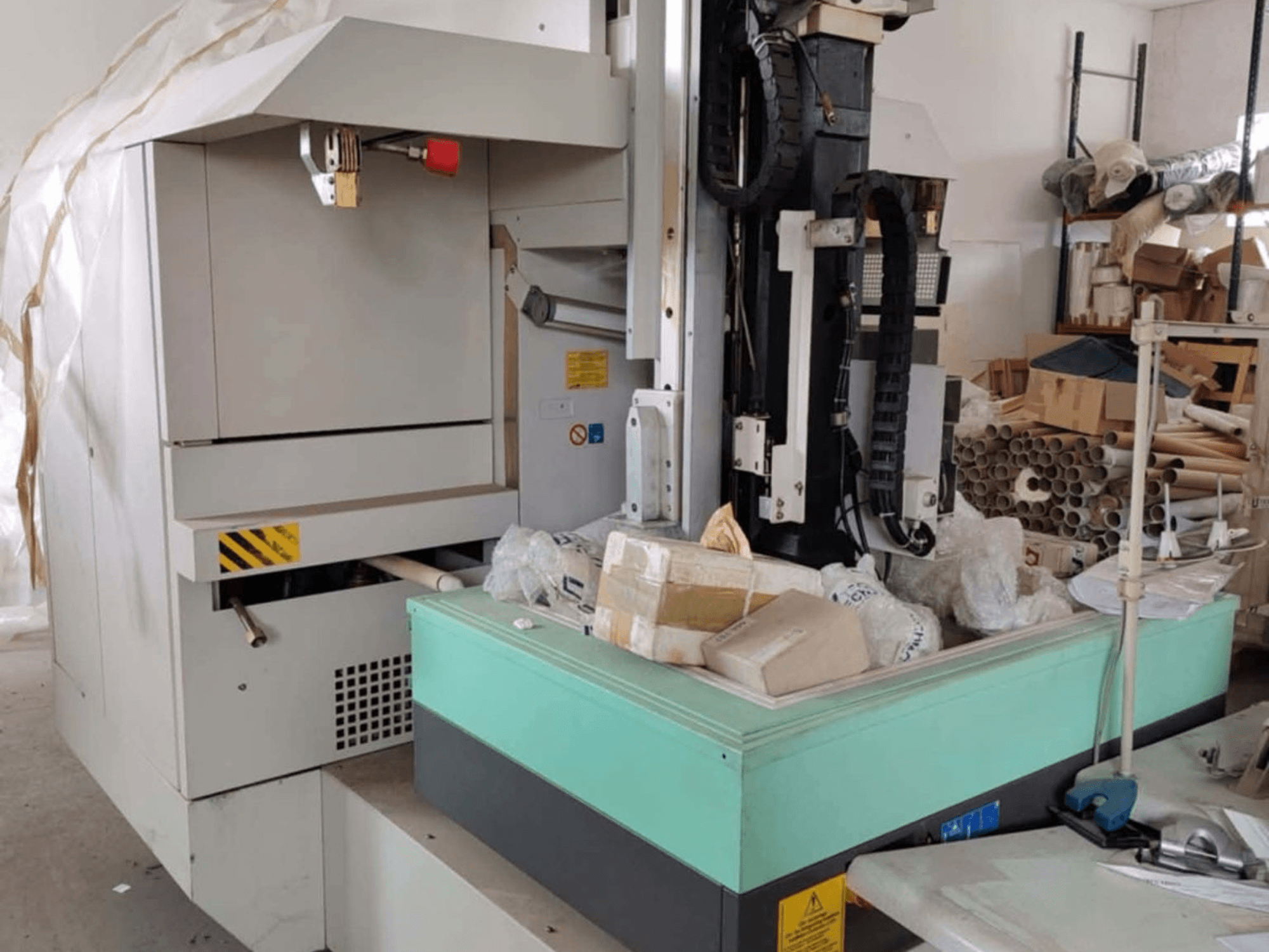 AGIE AGIETRON INTEGRAL 2 štampavimo EDM staklės, priekinis vaizdas, kuriame matomas valdymo skydelis, darbo stalas ir aplinkinė netvarka.