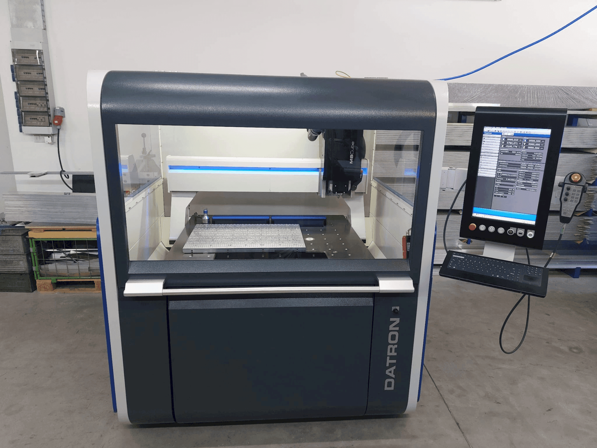 Datron M8 Cube Mašinos vaizdas iš priekio