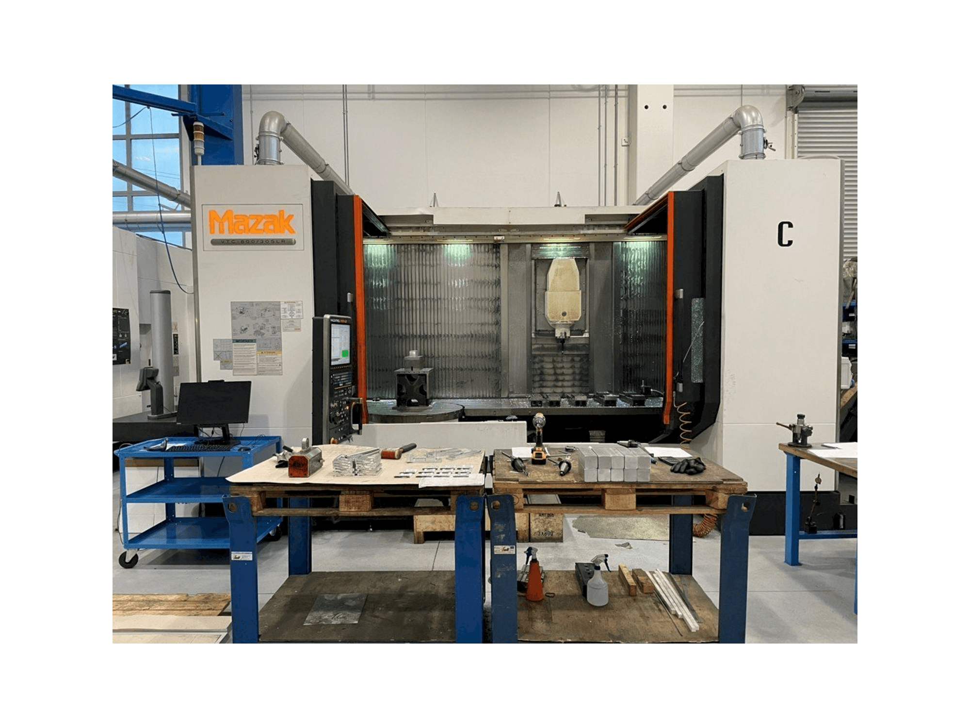 Mazak VTC 800/30 SLR Mašinos vaizdas iš priekio