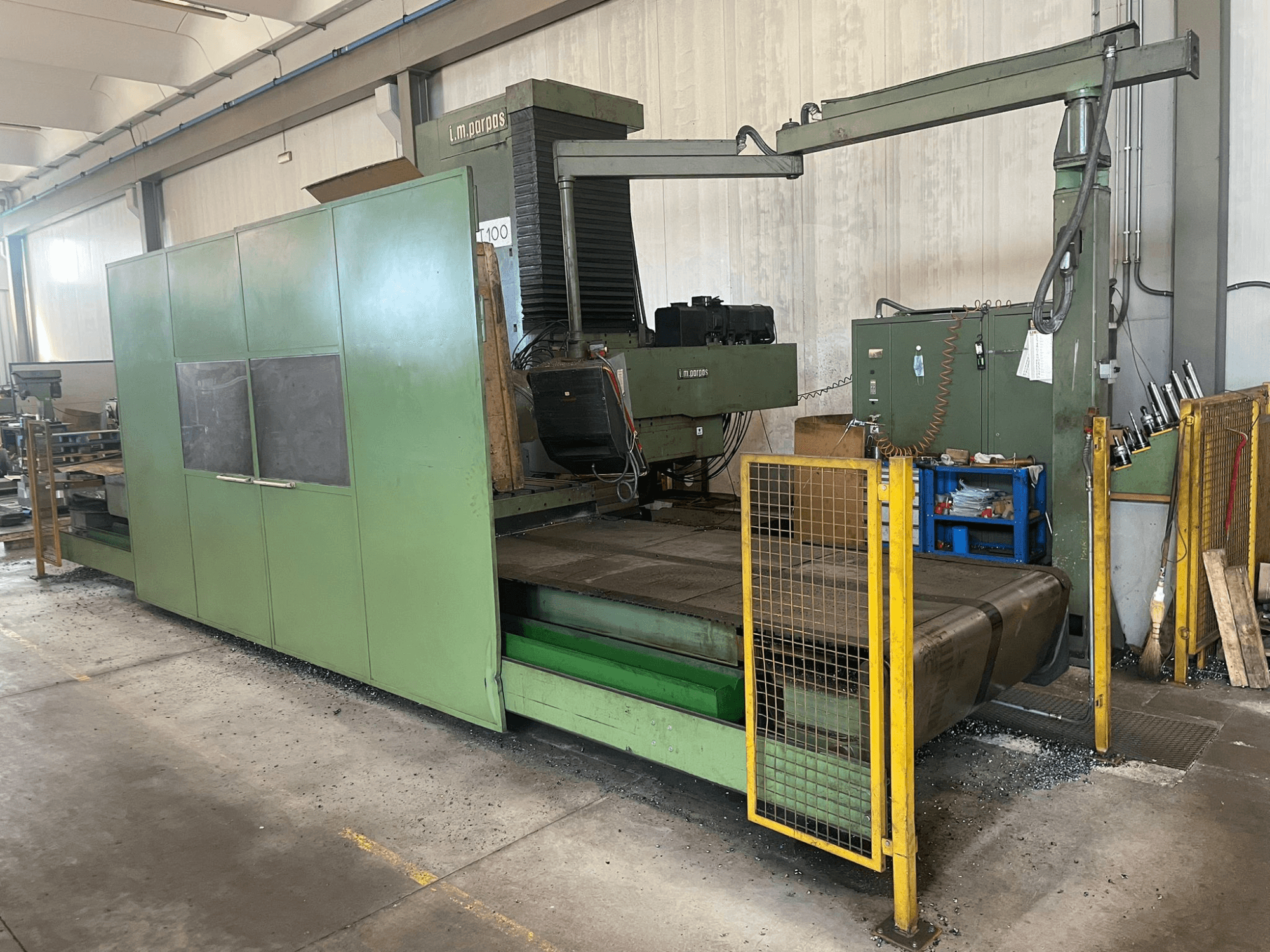 Didelės žalios spalvos pramoninės frezavimo staklės su apsauginiais barjerais, vaizdas iš priekio, su modelio etikete "l.m. parpas" ir matomais valdikliais.