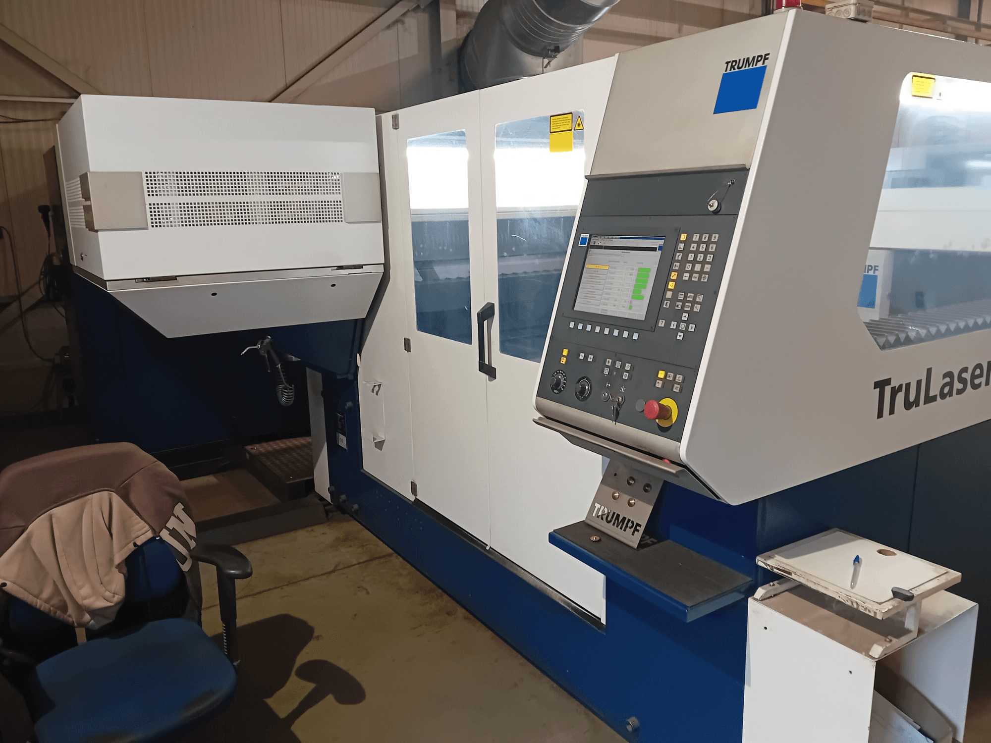TRUMPF TruLaser 3030 CO2 lazerinio pjovimo staklės, vaizdas iš priekio, valdymo skydelis ir operatoriaus vieta.