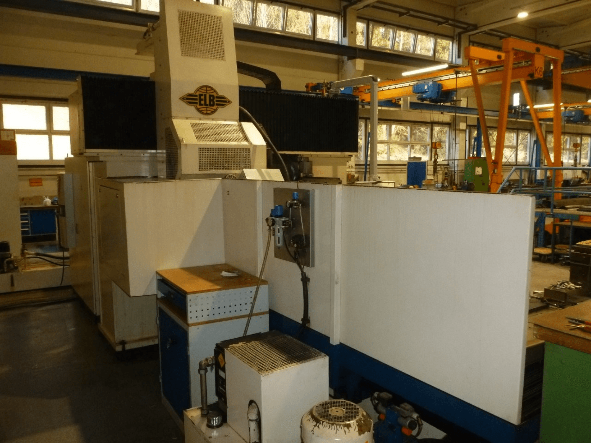 Paviršiaus šlifavimo staklės ELB SWP 225/125 SPS, priekinis vaizdas, kuriame matomas valdymo skydelis ir darbinės konstrukcijos ypatybės.