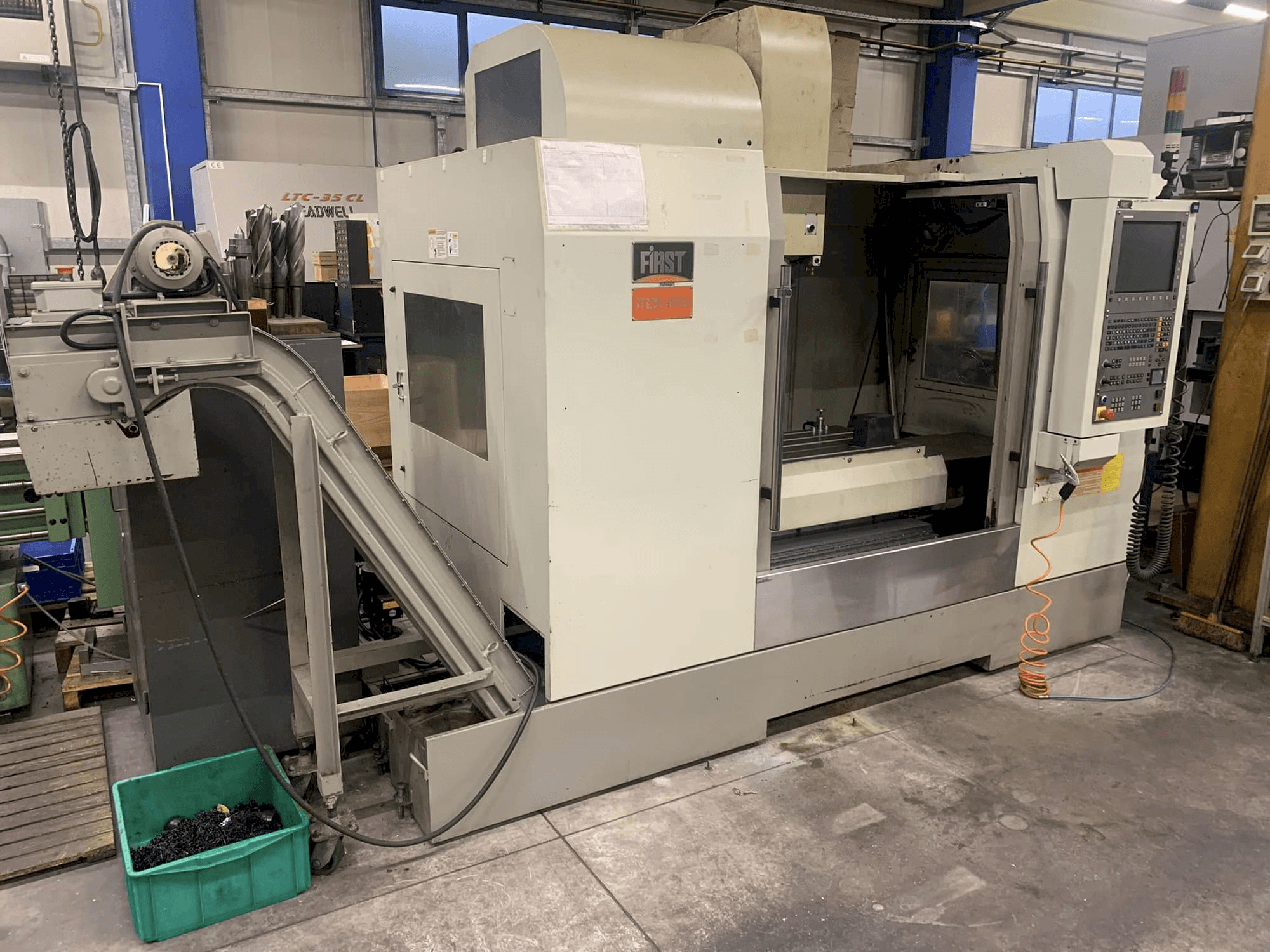 FIRST MCV 1000 Mašinos vaizdas iš priekio