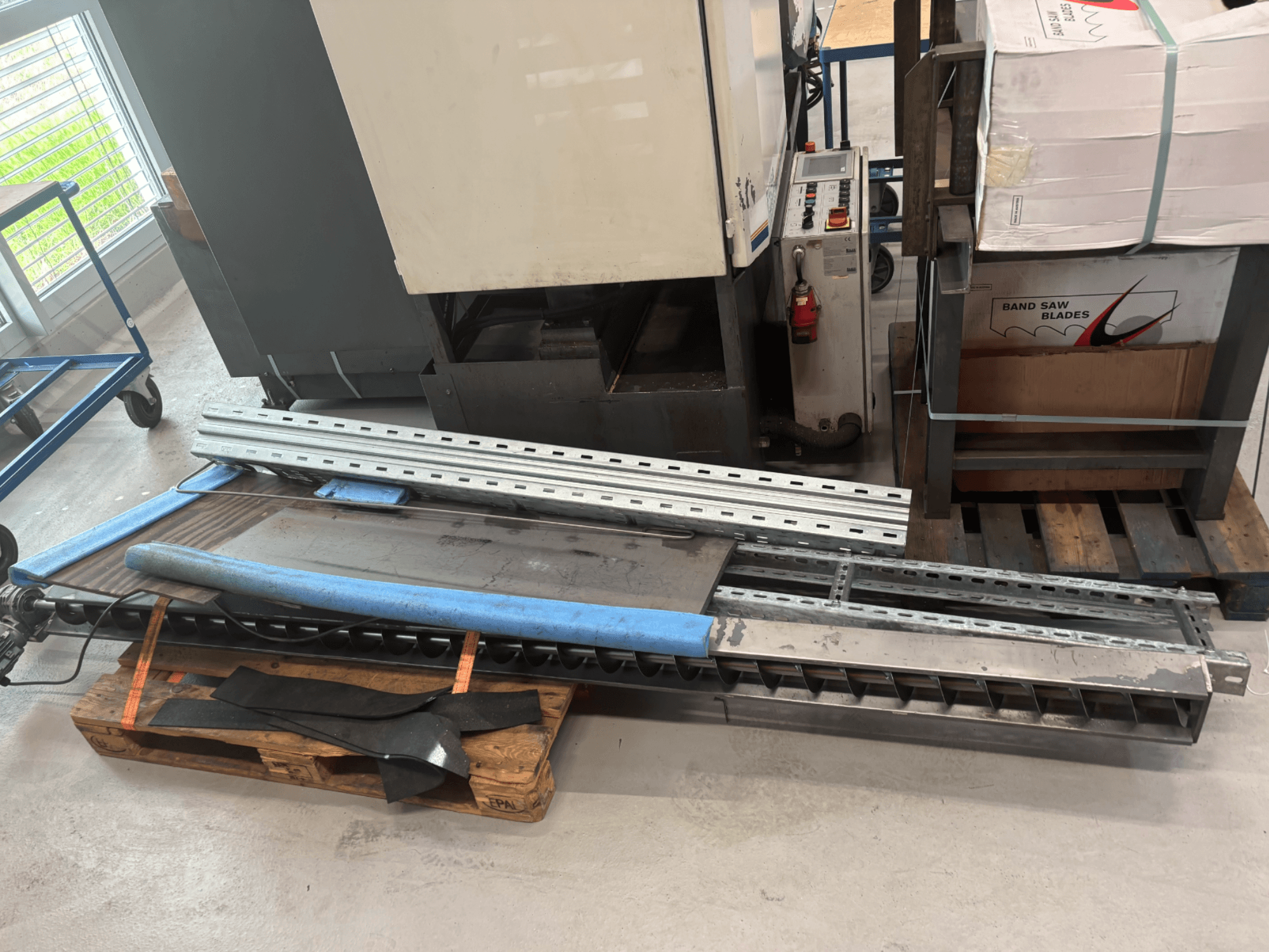 BAUER SA 430 ZA metalinis juostinis pjūklas iš šono, su metaliniu rėmu ir komponentais ant medinio padėklo.