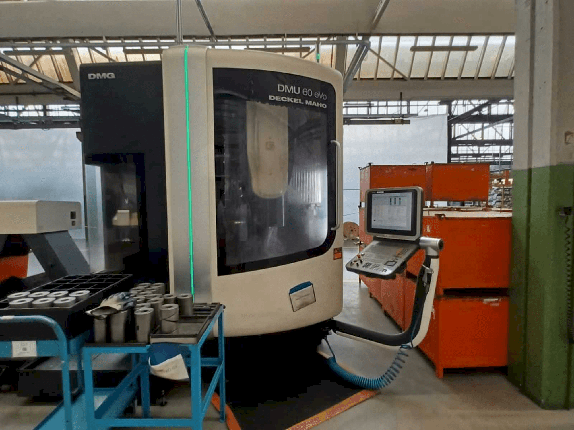 DMG MORI DMU 60 evo Mašinos vaizdas iš priekio