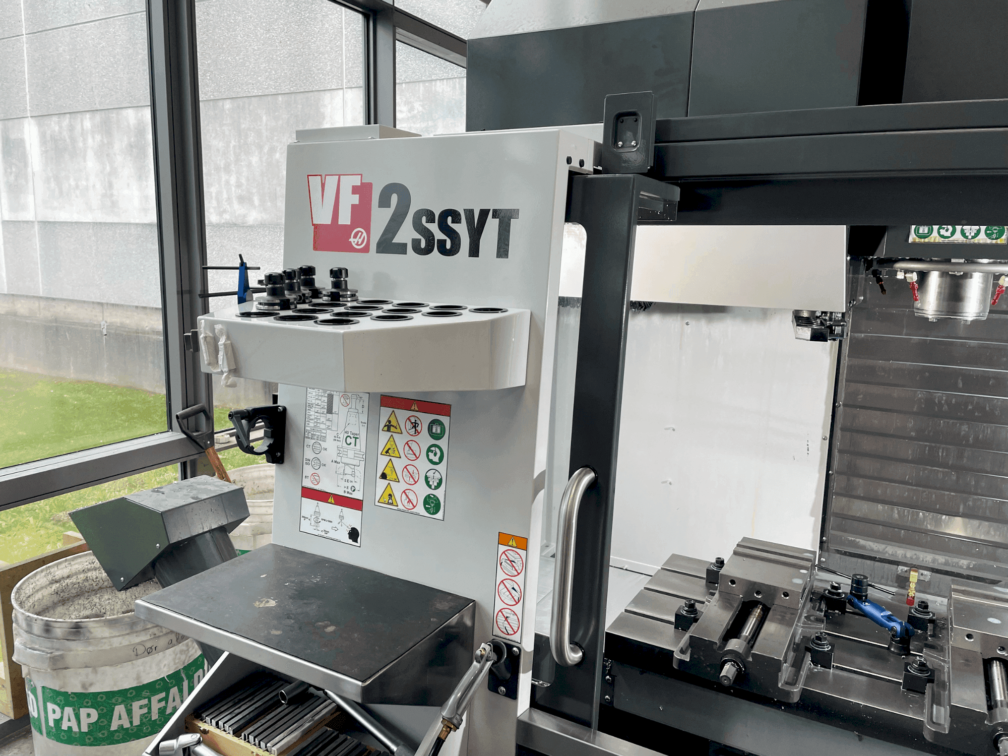 HAAS VF-2SSYT Mašinos vaizdas iš priekio