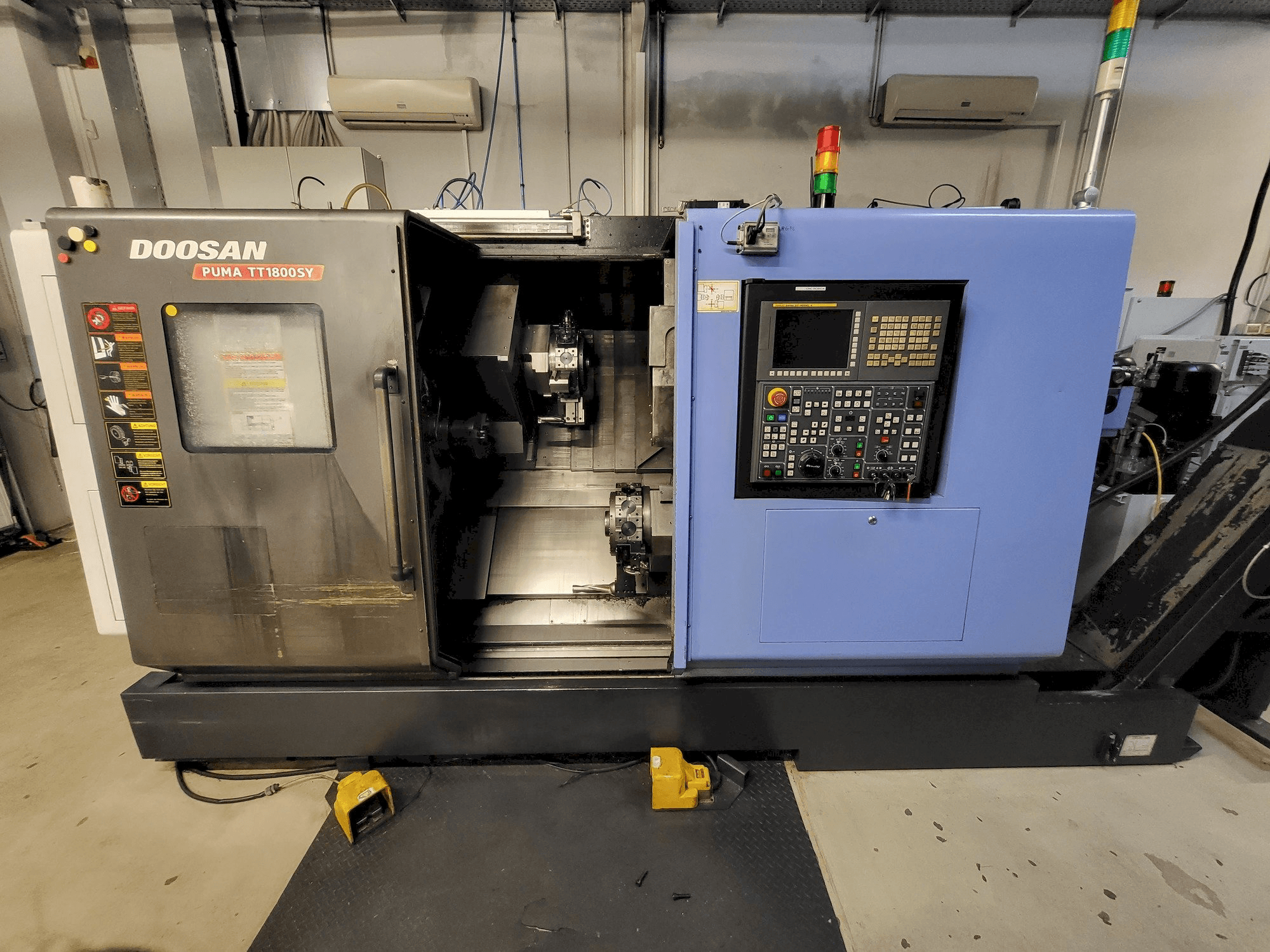 DOOSAN PUMA TT1800SY Mašinos vaizdas iš priekio