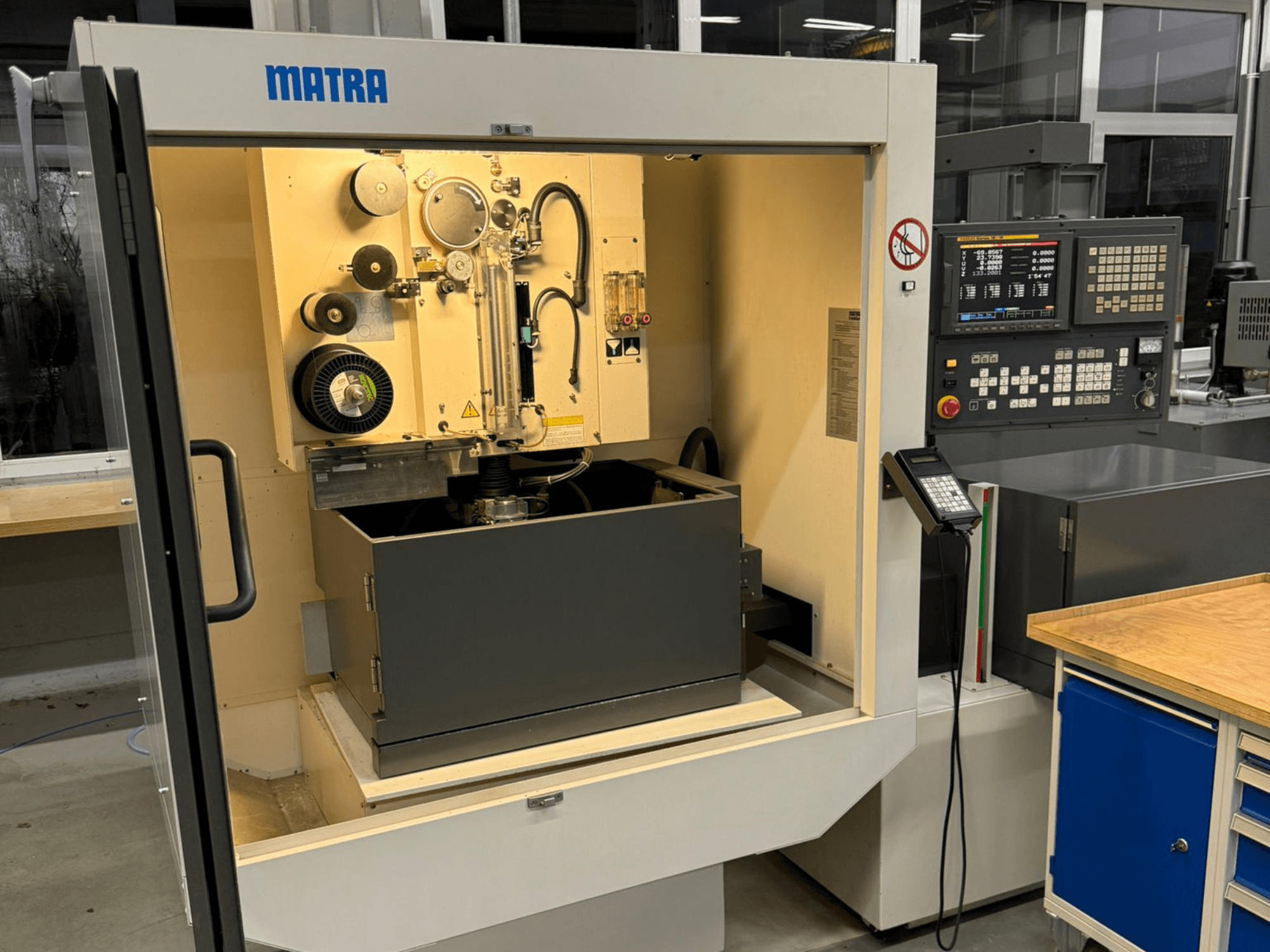 MATRA mašina, žiūrint iš priekio, su valdymo pultu, besisukančiomis dalimis ir dideliu laikymo skyriumi.