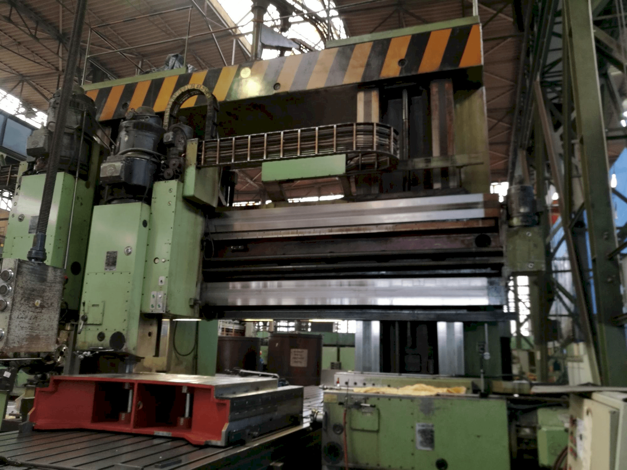 TOS FRV-D 20 x 40 Mašinos vaizdas iš priekio