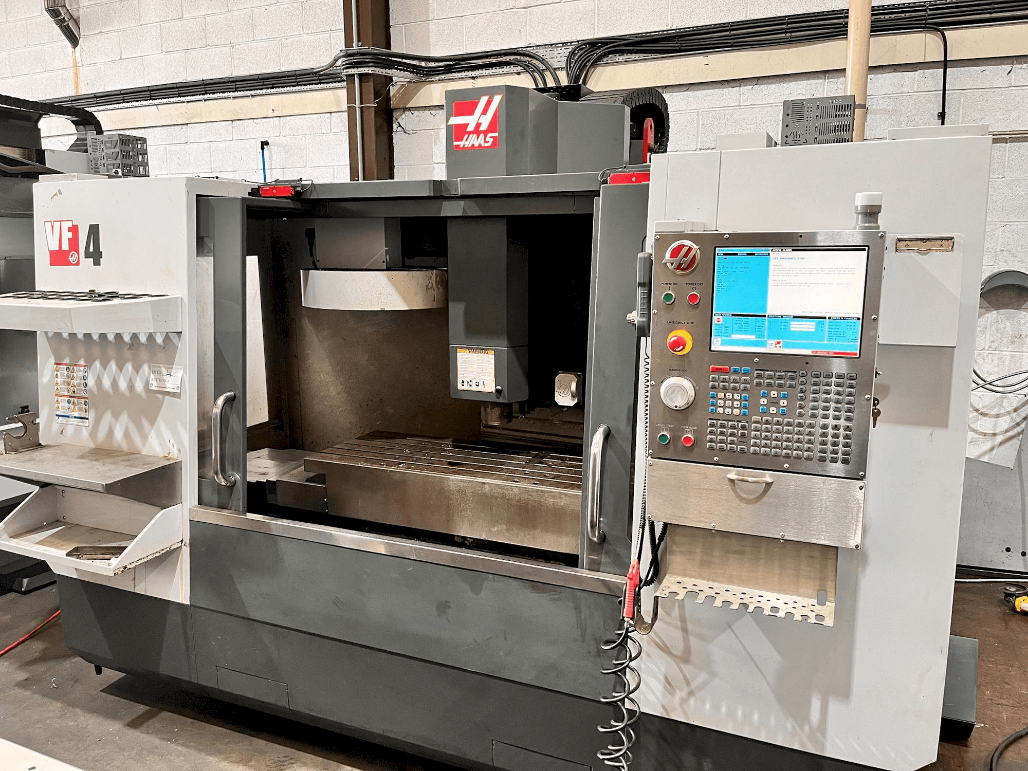 HAAS VF-4 Mašinos vaizdas iš priekio