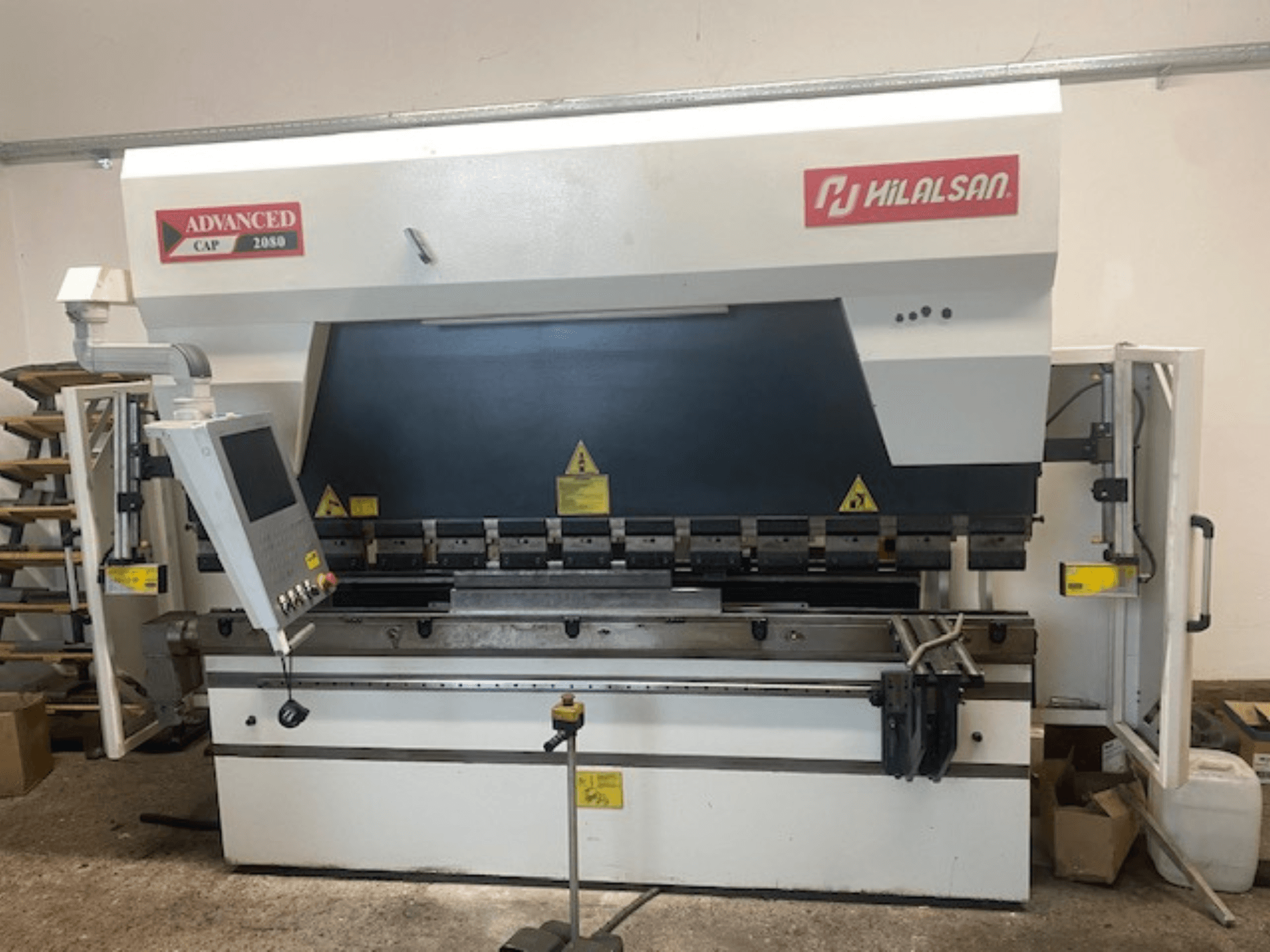 Pažangus Hilalsan CAP 2080 presinis stabdys, vaizdas iš priekio su valdymo skydeliu ir saugos funkcijomis, pramoninis dizainas, skirtas metalo lenkimui.