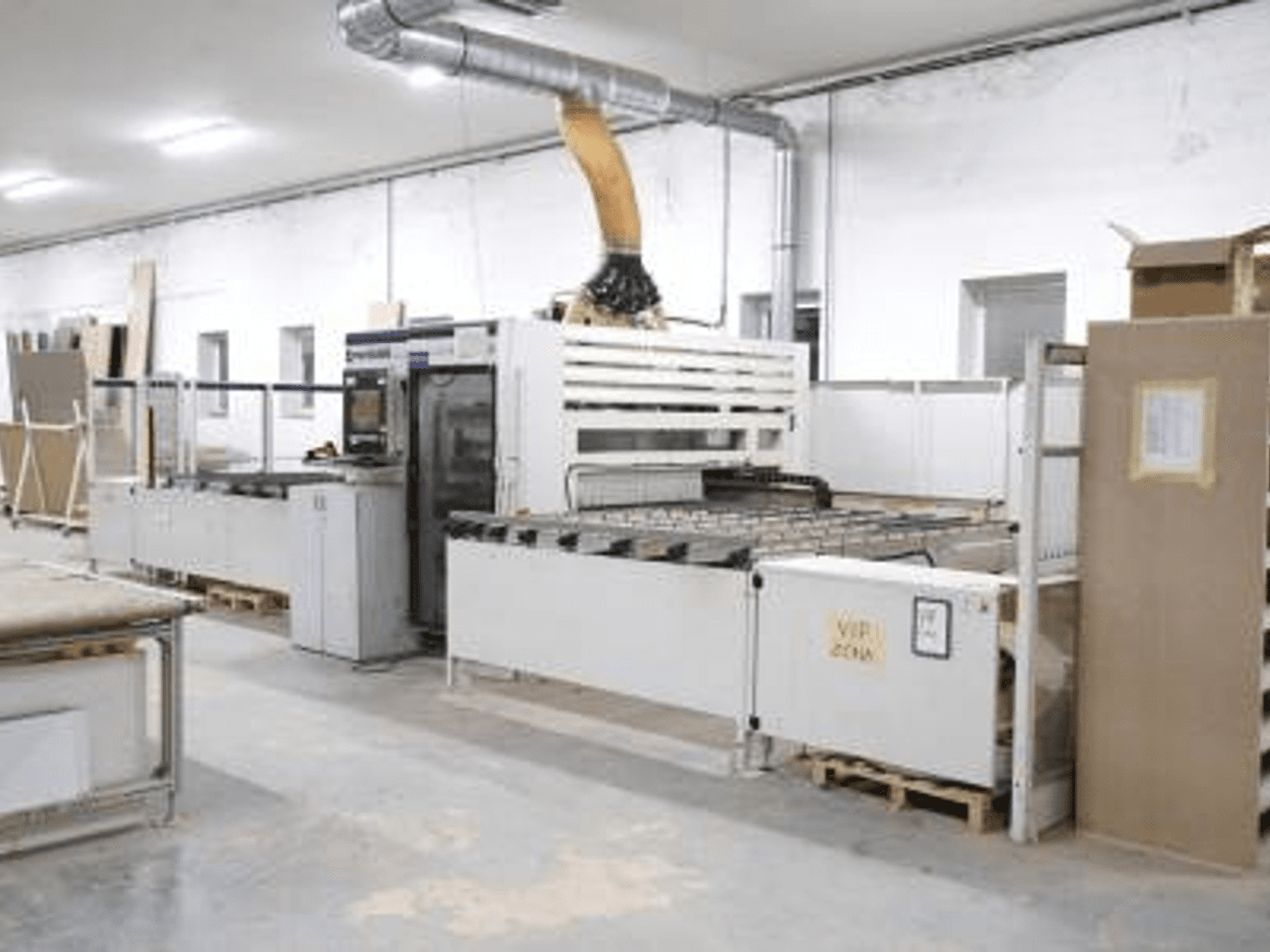 SCM Morbidelli UNIFLEX HP CNC medžio apdirbimo centras dirbtuvėse, vaizdas iš priekio, valdymo skydelis ir padavimo sistema.