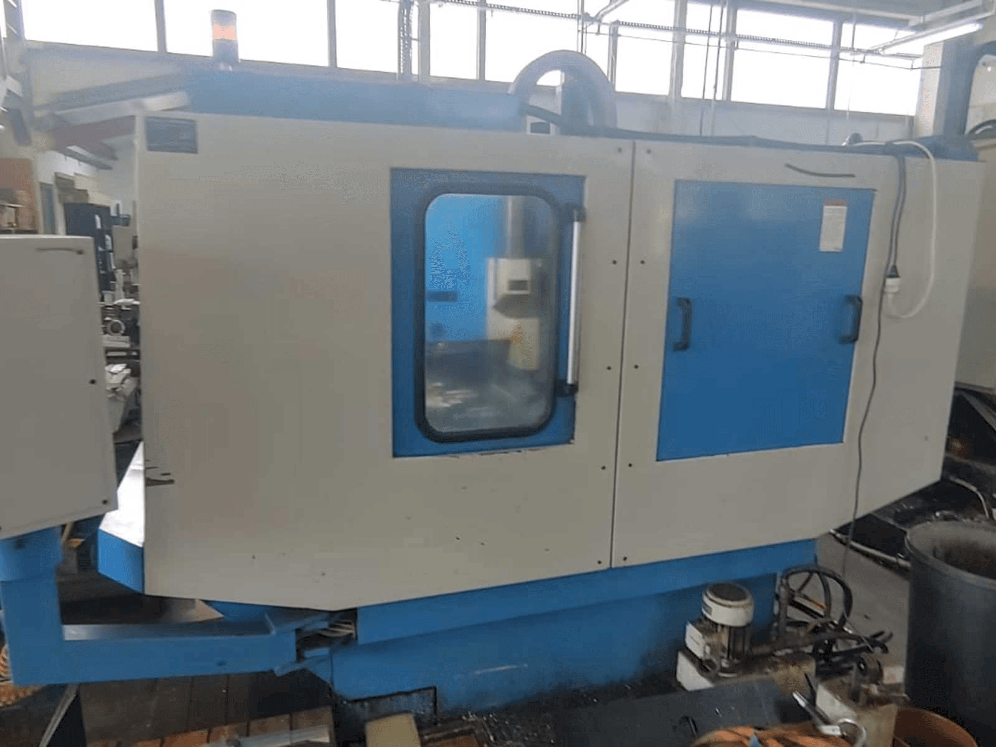 KONDIA CM-60 Mašinos vaizdas iš priekio