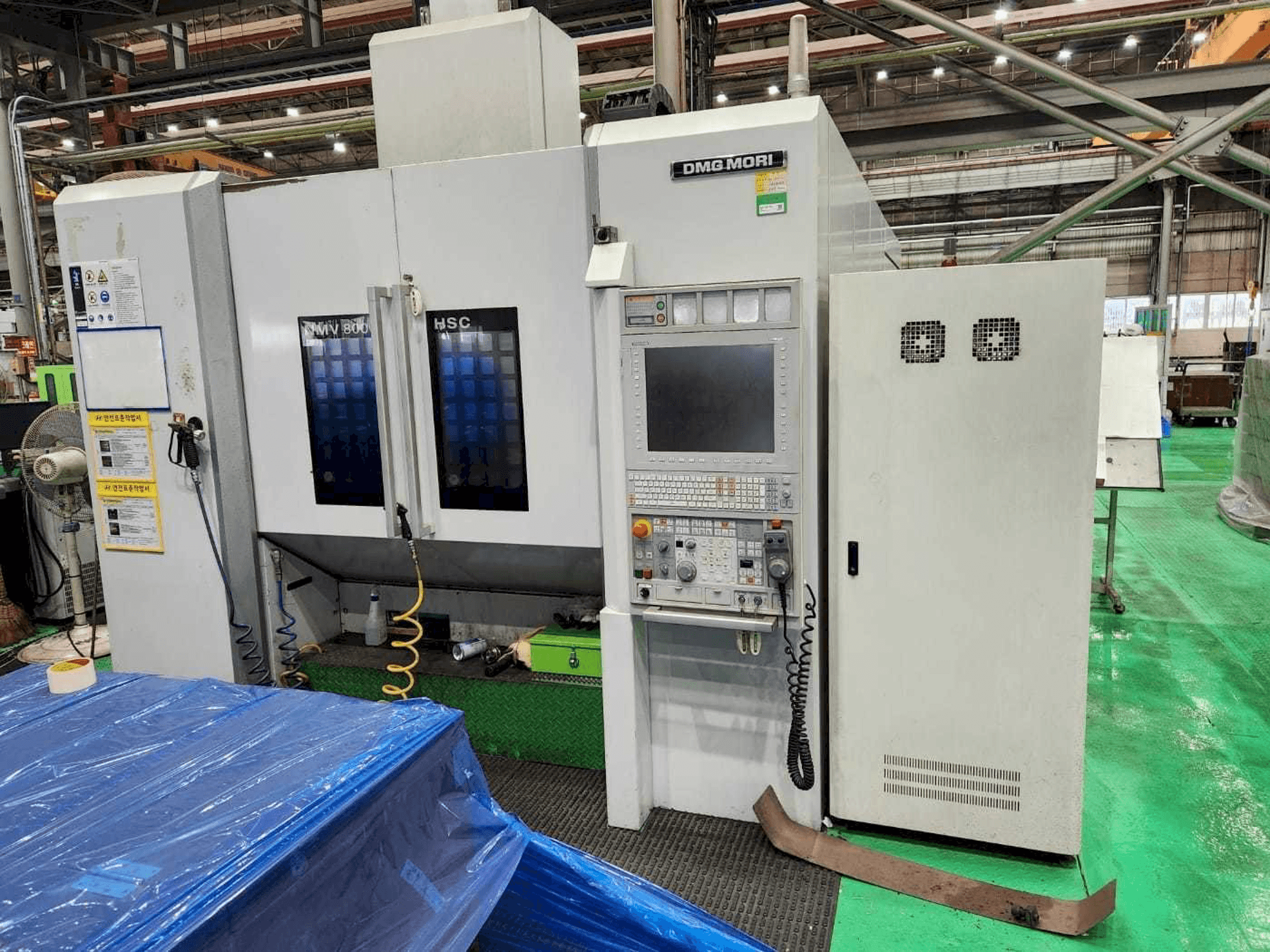 DMG MORI NMV 8000 DCG / 40 Mašinos vaizdas iš priekio