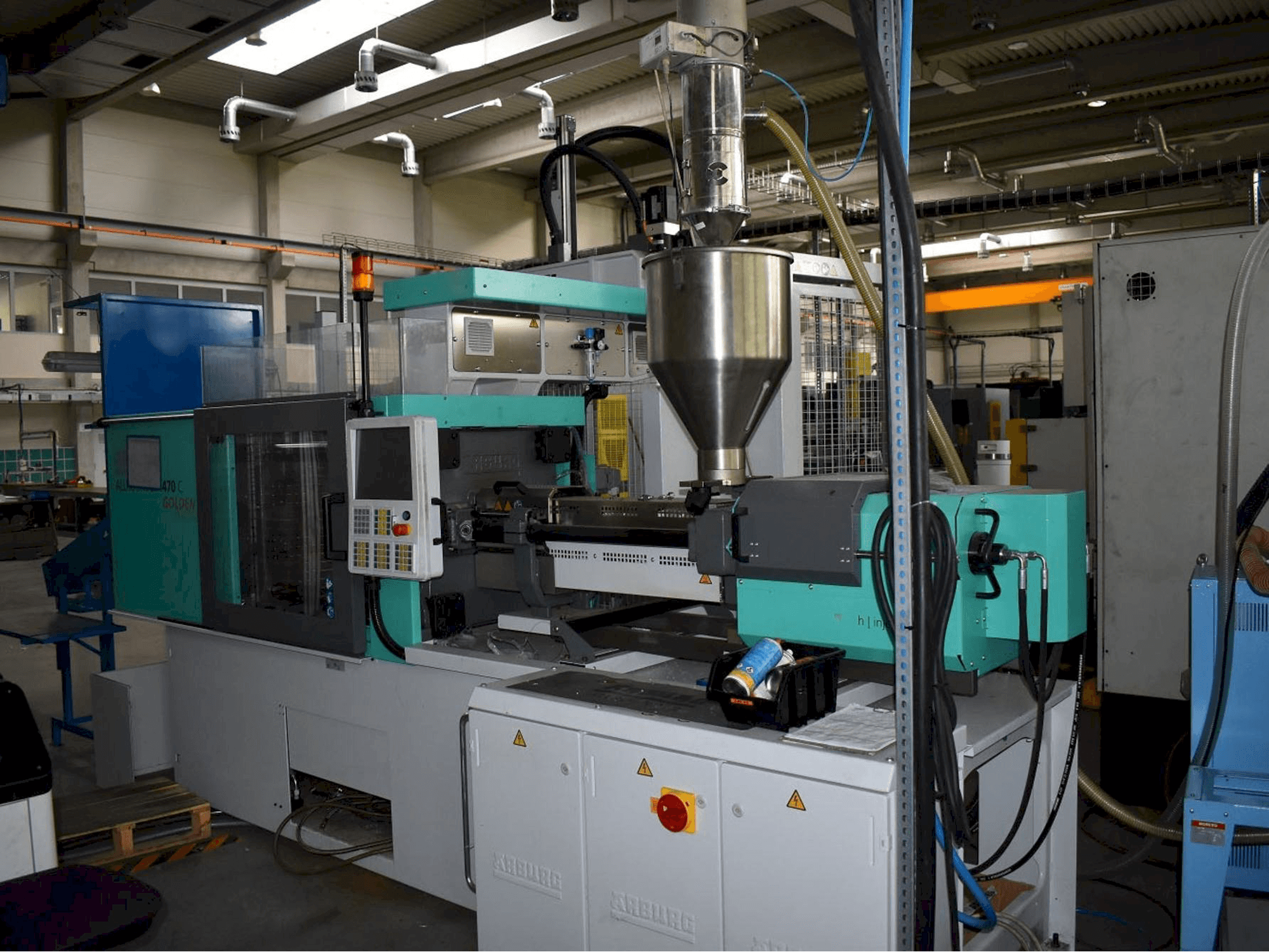 Arburg ALLROUNDER 470 C 1500 - 400 Mašinos vaizdas iš priekio