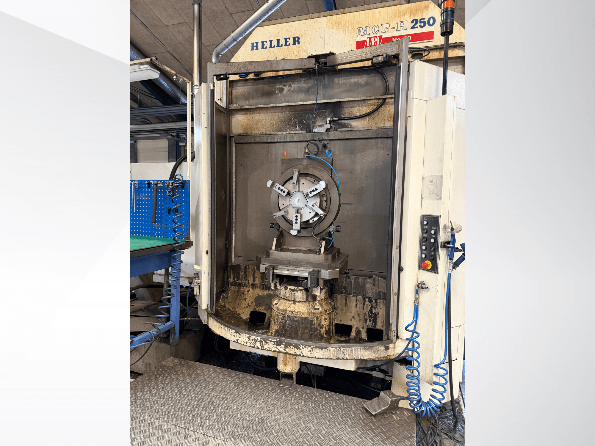 HELLER MCP 250 horizontaliojo apdirbimo centro priekinis vaizdas, kuriame matyti valdymo skydelis, darbo laikymo įtaisai ir apdirbimo zona.