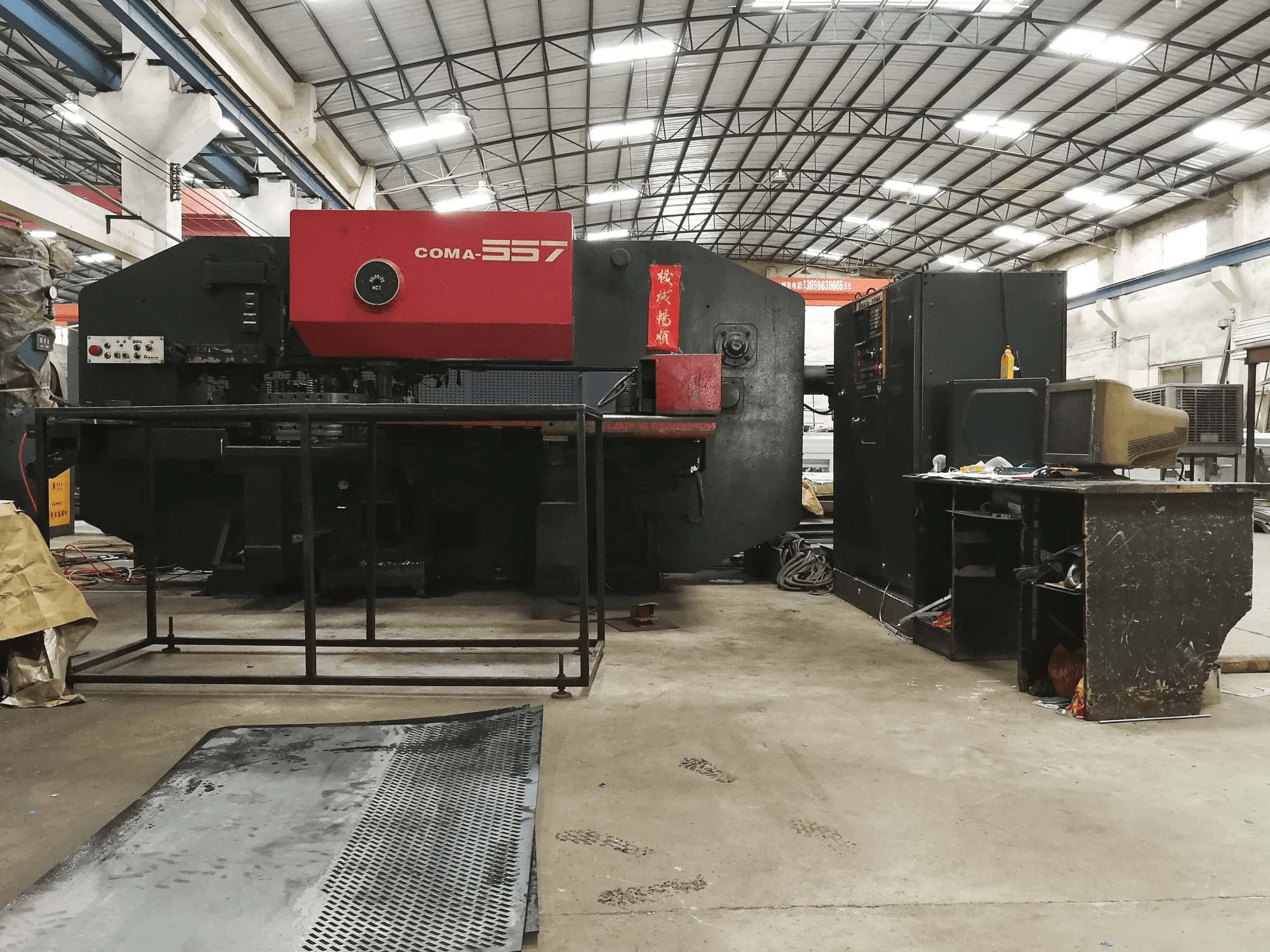 AMADA Coma 557 Mašinos vaizdas iš priekio
