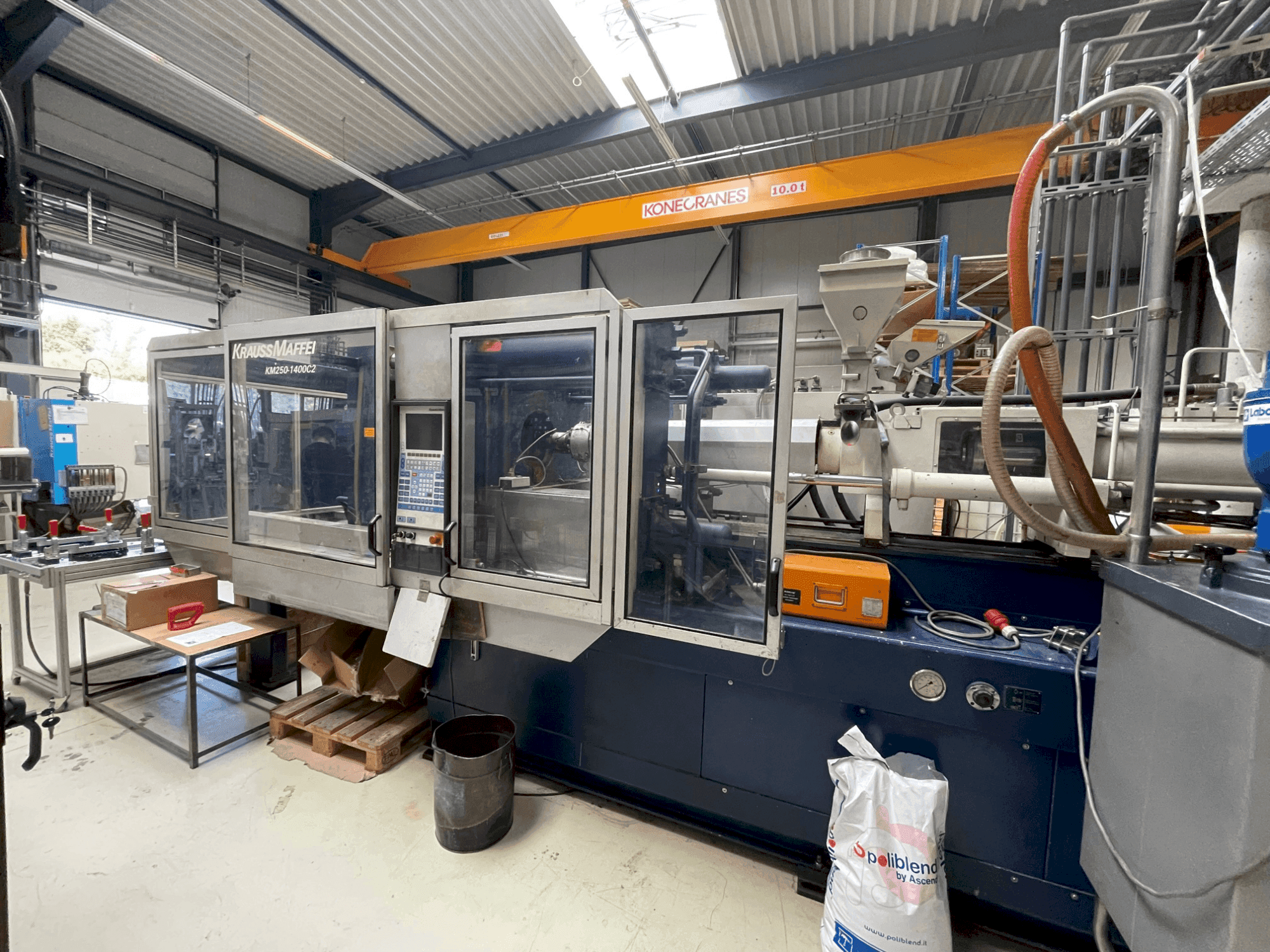 Krauss Maffei 250-1400 C2 Mašinos vaizdas iš priekio