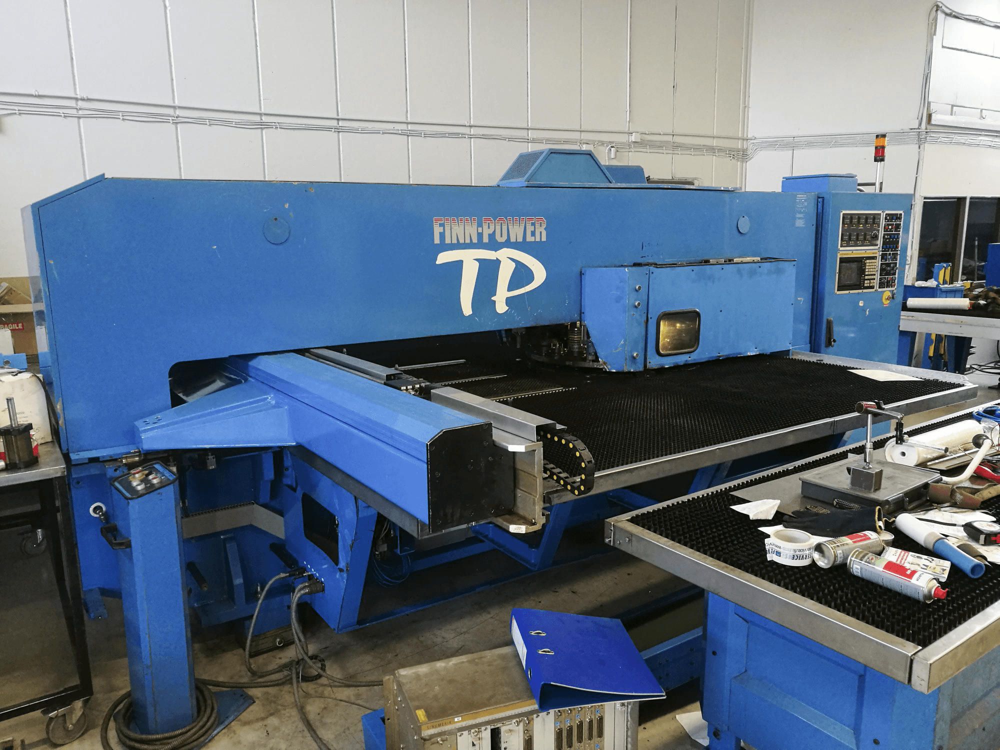 Finn-Power TP 2525 Mašinos kairės pusės vaizdas