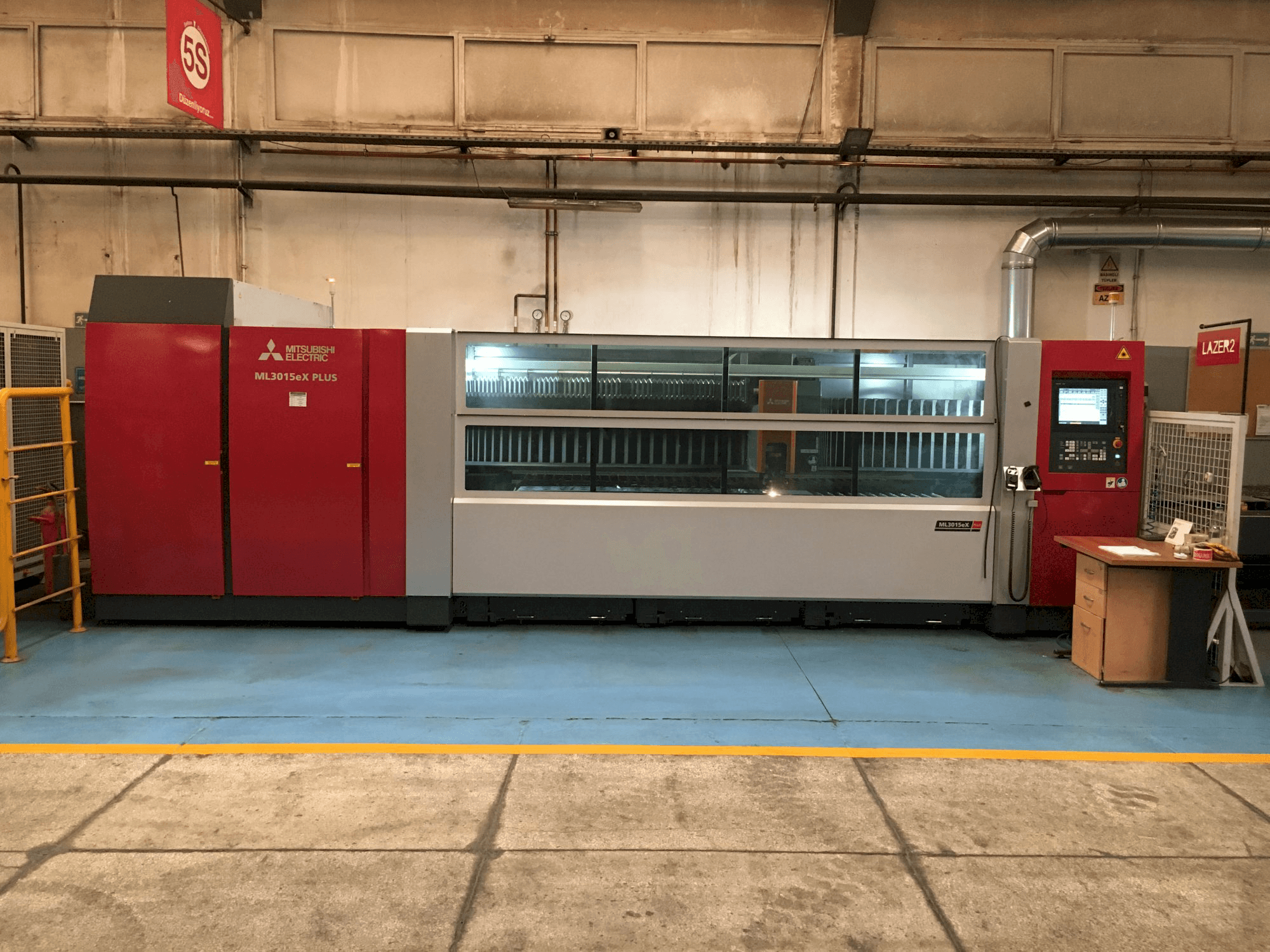 Mitsubishi MI3015eX-Plus Mašinos vaizdas iš priekio