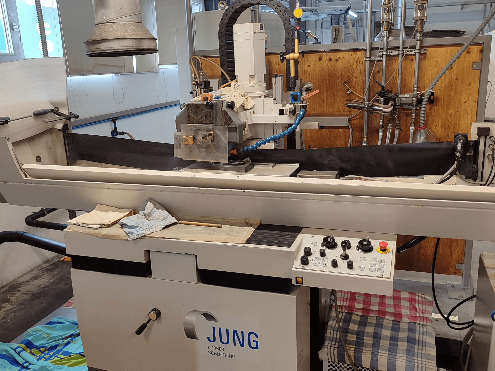 Paviršiaus šlifavimo staklės BLOHM JUNG JE 525 P, vaizdas iš priekio, valdymo įtaisai ir šlifavimo disko nustatymas.