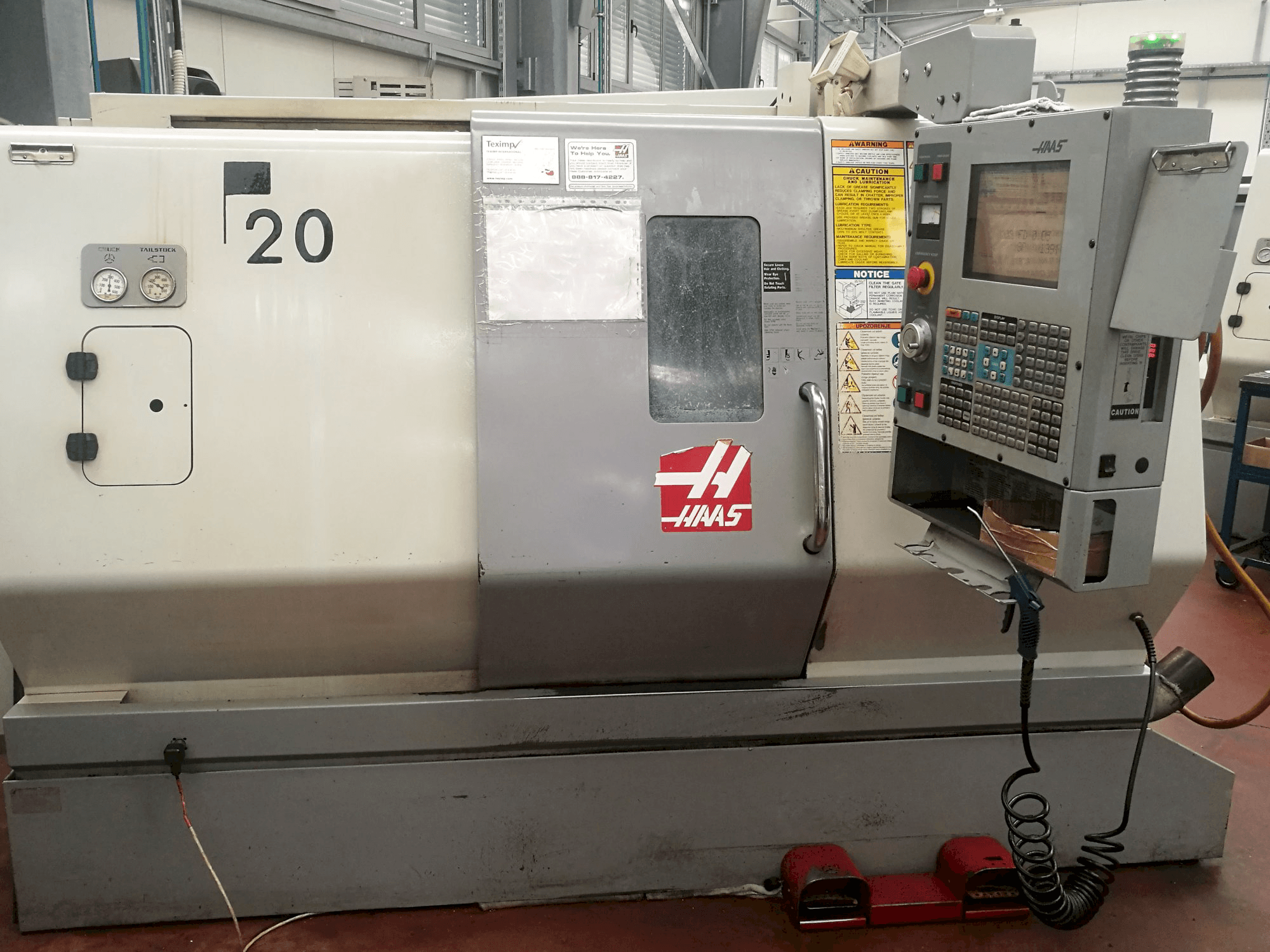 HAAS SL-20THE Mašinos vaizdas iš priekio