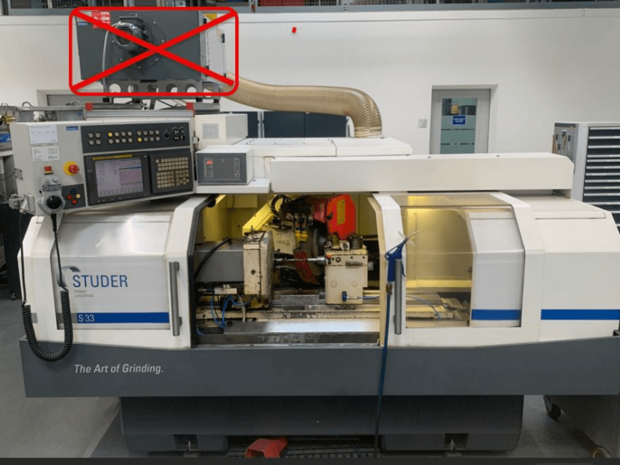 Cilindrinio šlifavimo staklės "Studer S33", priekinis vaizdas, kuriame matyti valdymo skydelis ir šlifavimo komponentai su matomomis elektros jungtimis.