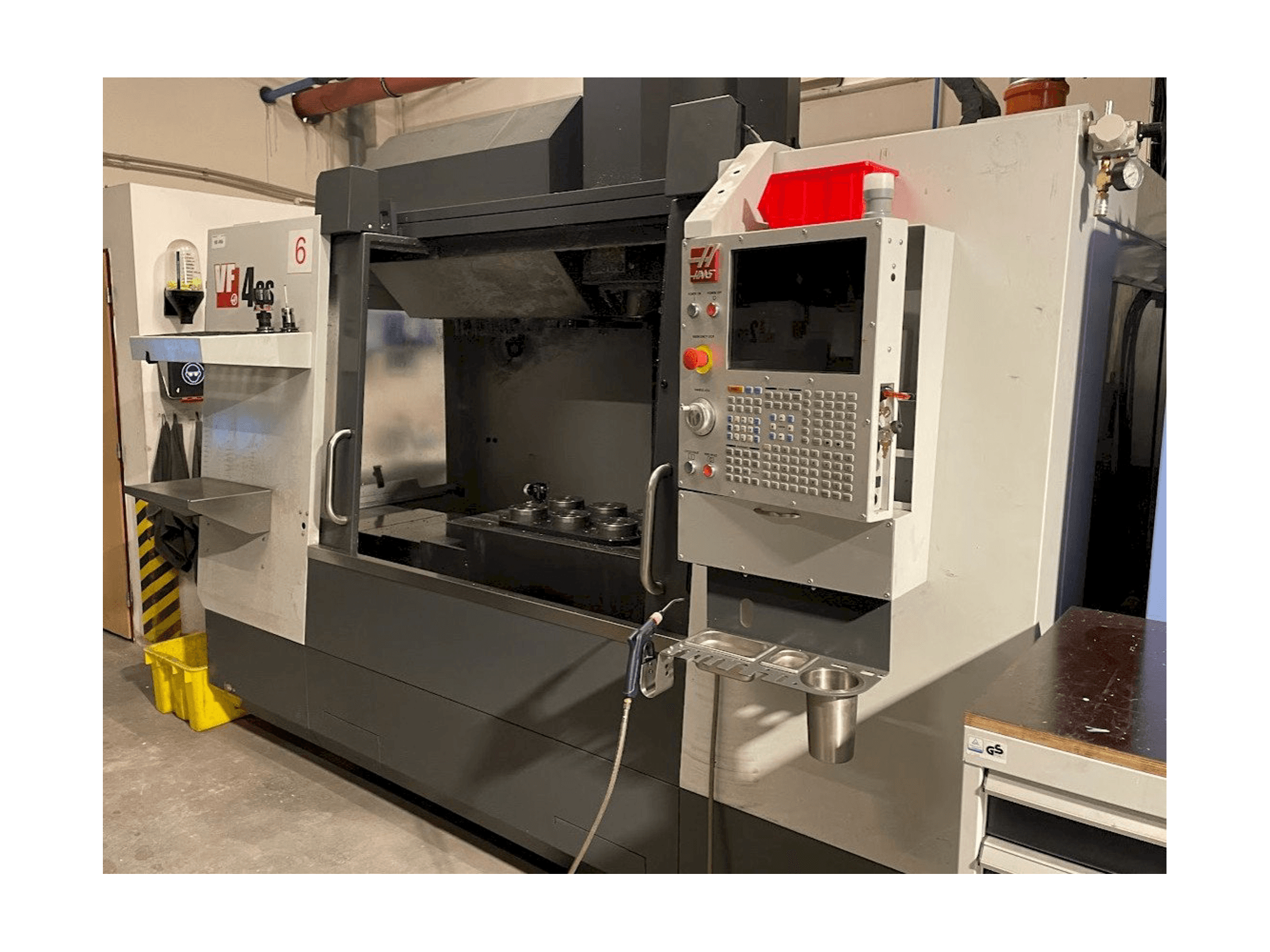 HAAS VF-4SS Mašinos dešinės pusės vaizdas