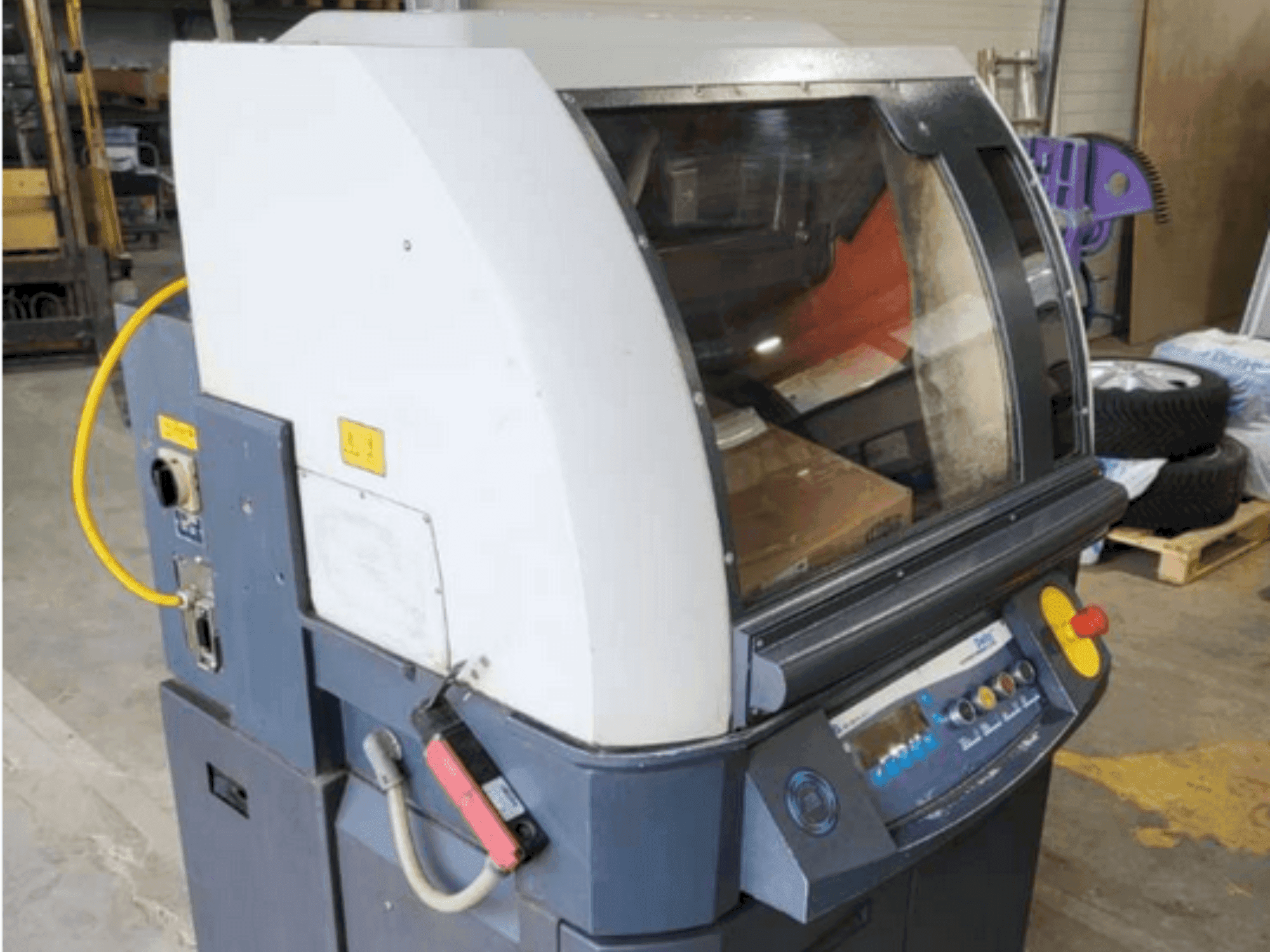 Buehler Large Delta Automatic Chop Cutter 10-1317-400 Mašinos vaizdas iš priekio
