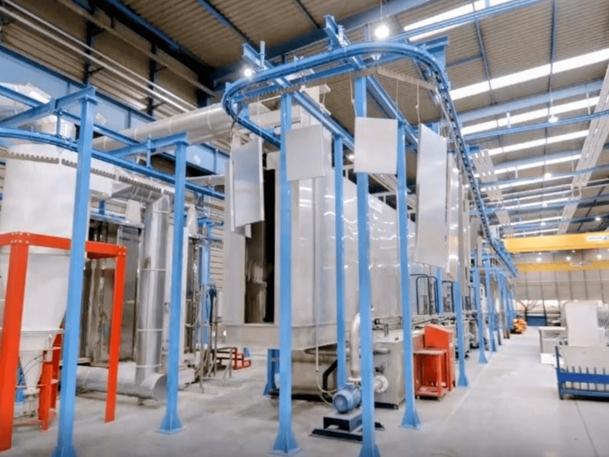 CABYCAL LPP lakštinio metalo apdirbimo staklių vaizdas iš priekio didelėje pramoninėje patalpoje, kuriame matyti mėlynas karkasas ir staklių konfigūracija.
