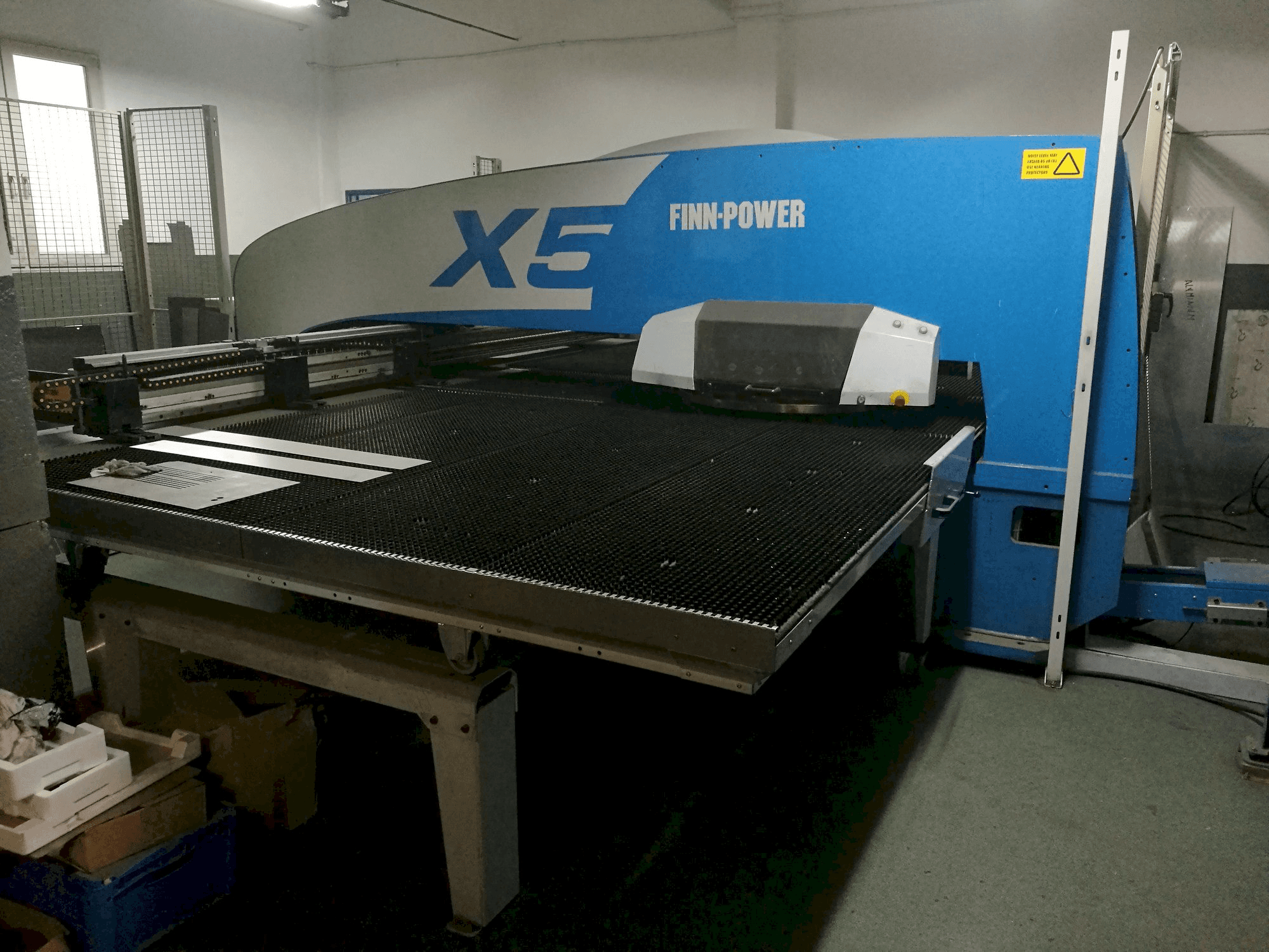 Finn-Power X5 12 06 Mašinos vaizdas iš kairės pusės