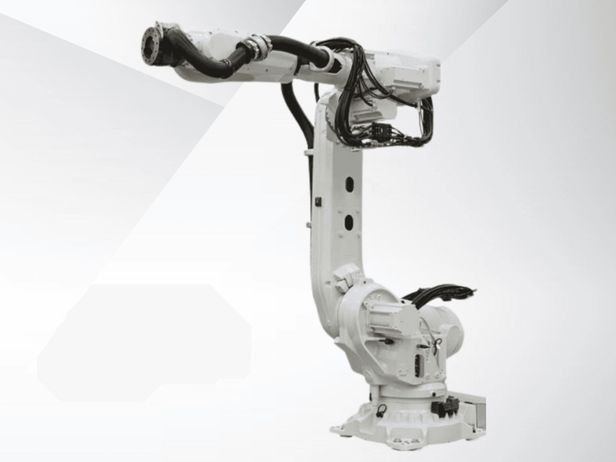 ABB IRB 6700-245/3.00 roboto ranka, vaizdas iš priekio, kuriame matyti balta, aerodinamiška konstrukcija su pritvirtintais kabeliais ir varikliais.