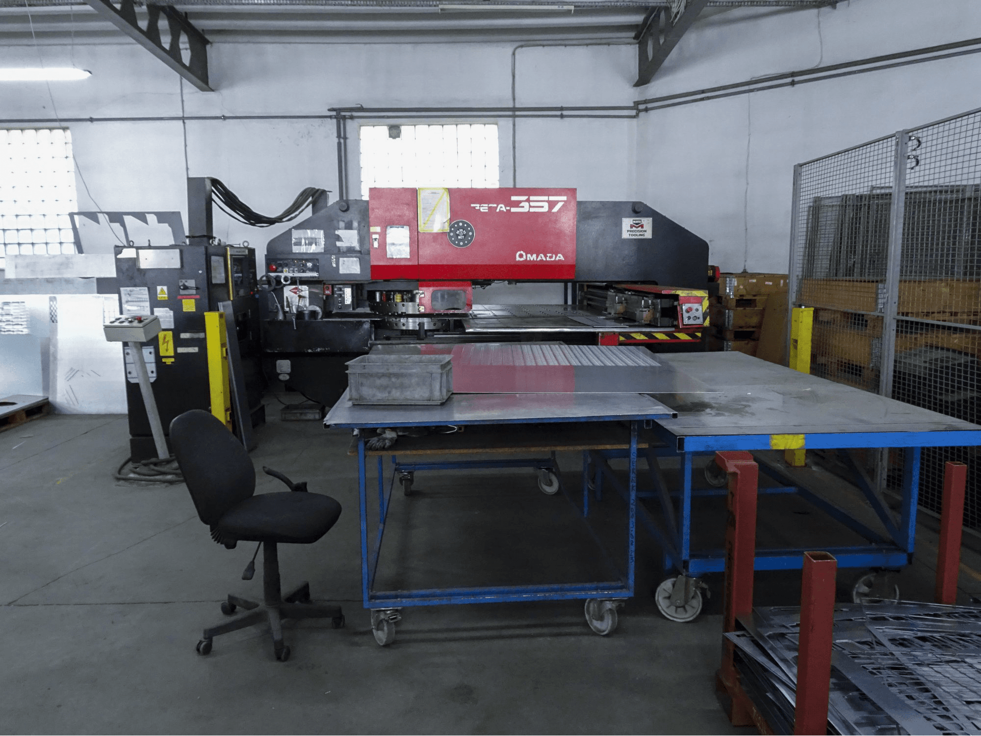 AMADA PEGA 357 Mašinos vaizdas iš priekio