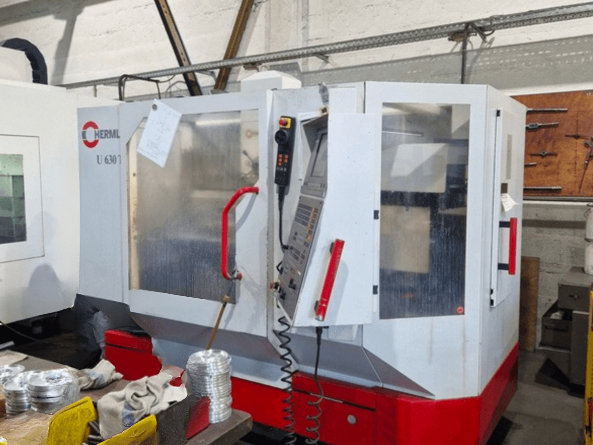 HERMLE U 630 T universalus apdirbimo centras iš priekio, su atviromis durelėmis ir valdymo skydeliu su matomais mygtukais ir įrankiais.