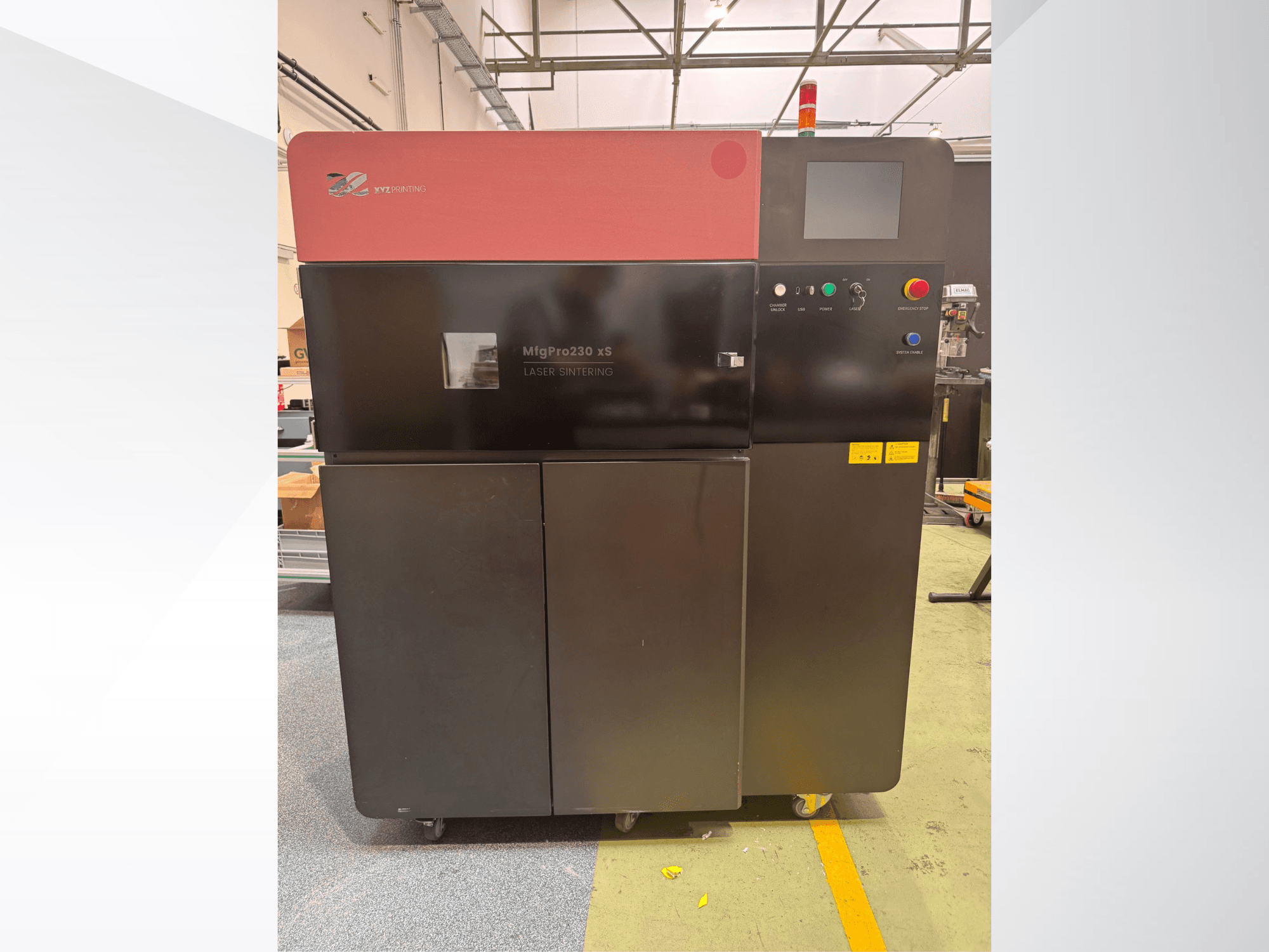 "XYZprinting MfgPro230 xS" plastikinio 3D spausdintuvo priekinis vaizdas, valdymo skydelis ir įspėjamosios lemputės.