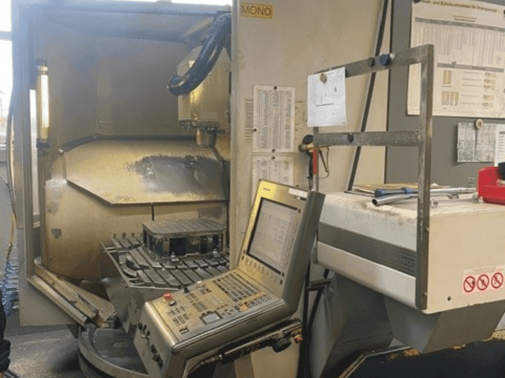 DECKEL MAHO DMU 80 monoBLOCK simultan Mašinos vaizdas iš priekio