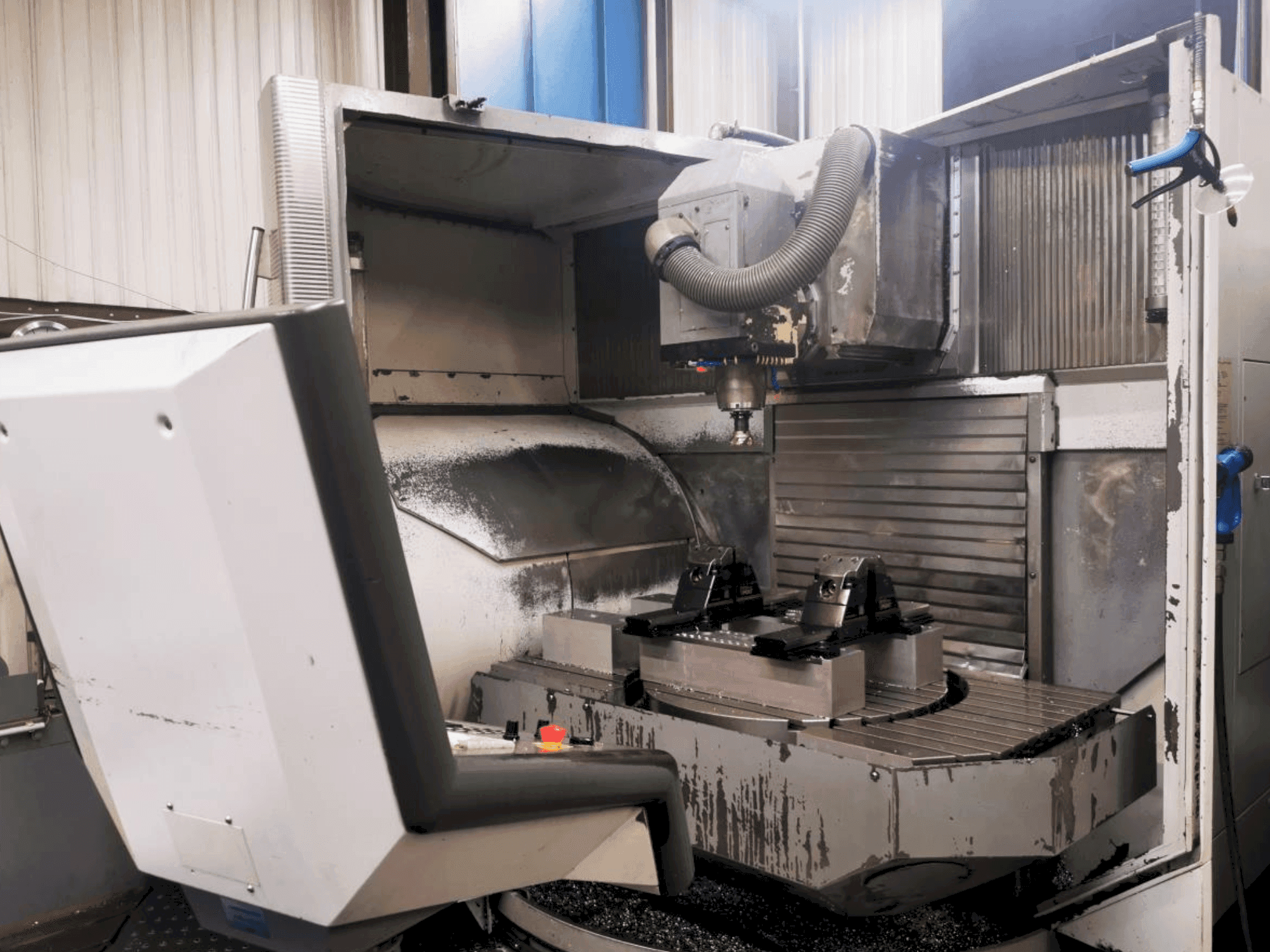 DECKEL MAHO DMU 100T Mašinos darbo patalpa