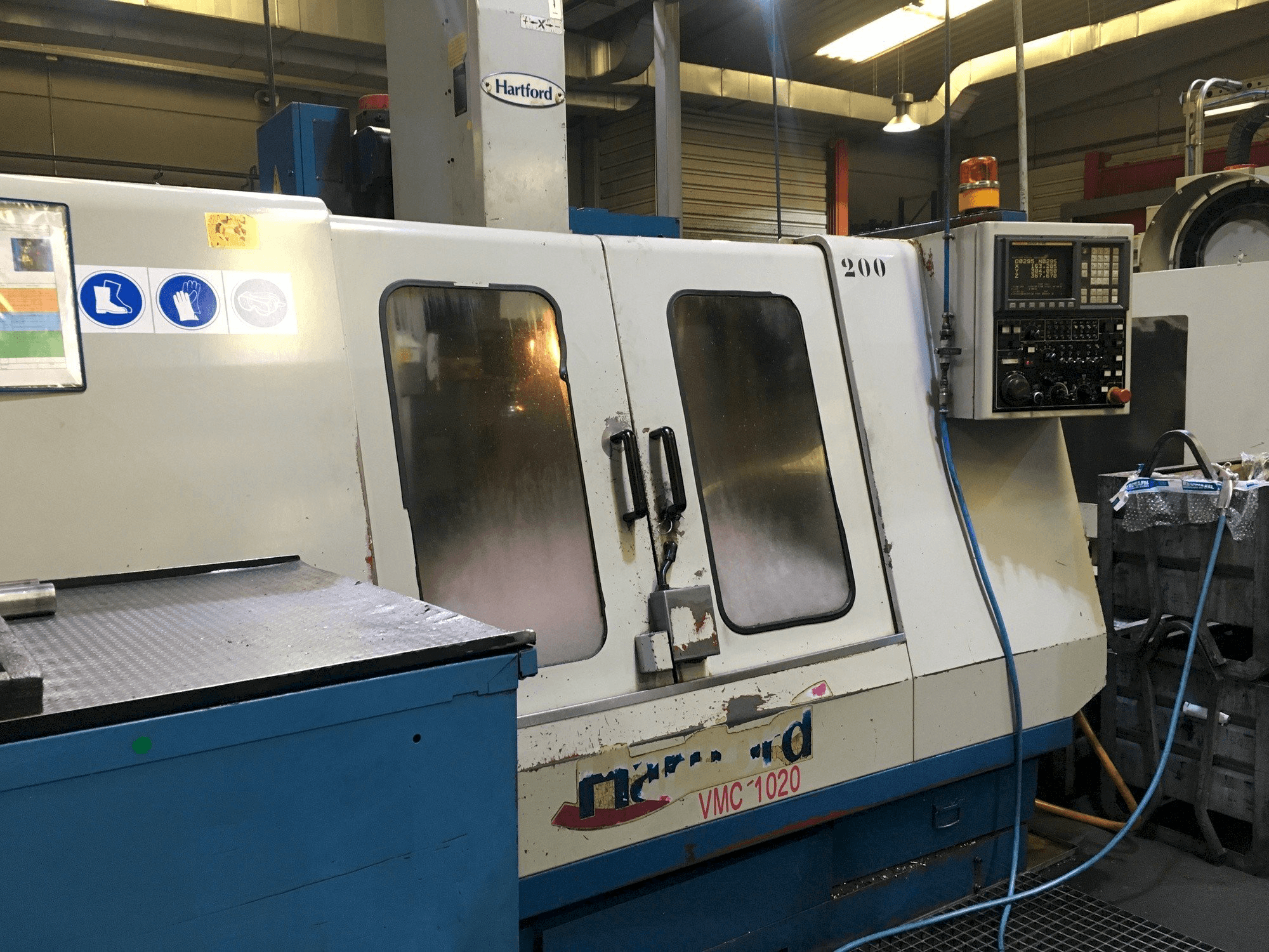 Hartford VMC-1020S Mašinos vaizdas iš priekio