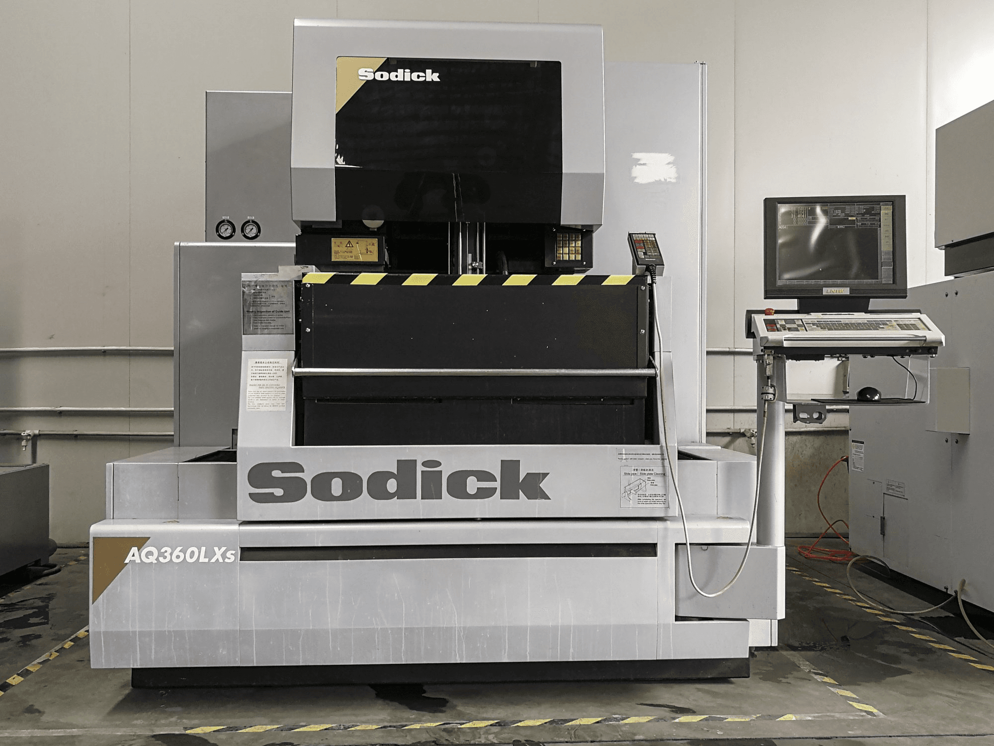 Sodick AQ360LXS Mašinos vaizdas iš priekio