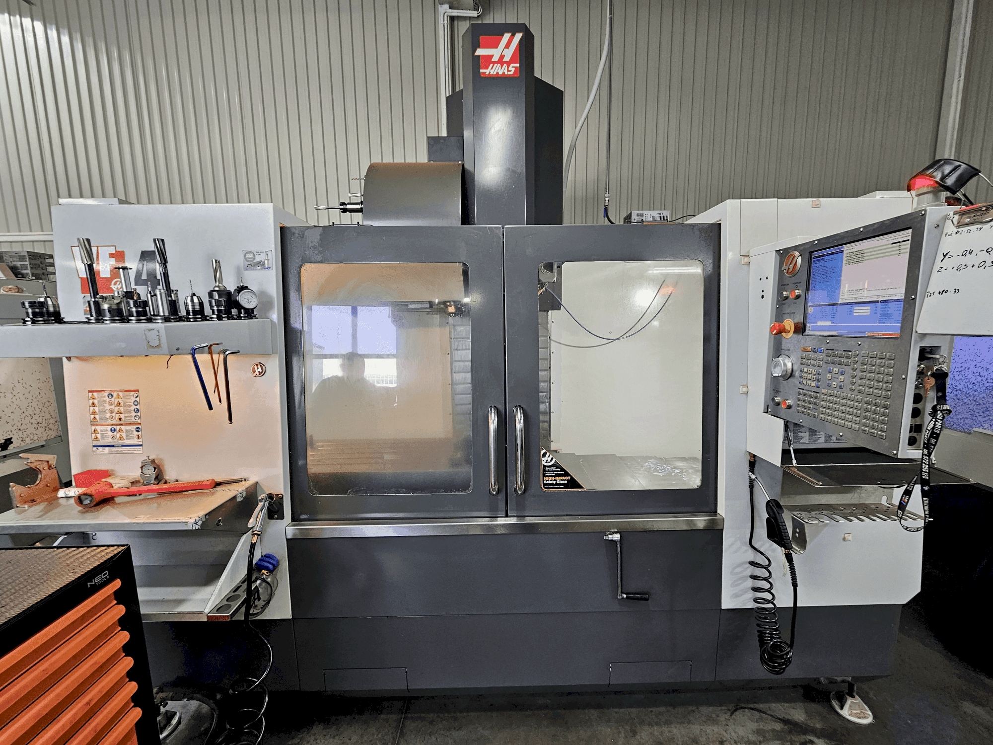 HAAS VF-4 Mašinos vaizdas iš priekio