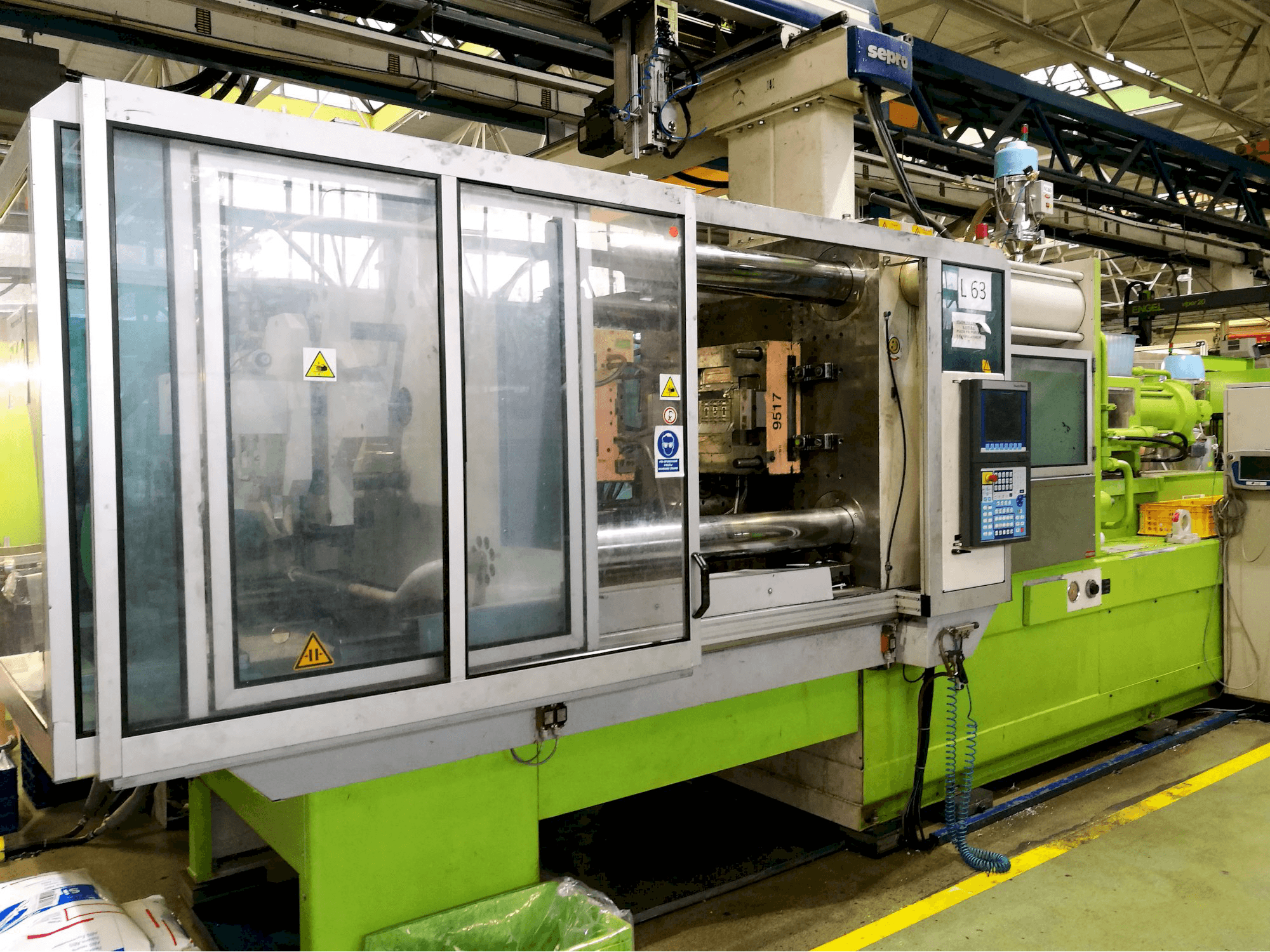 Krauss Maffei 420-1900 C2 Mašinos kairės pusės vaizdas