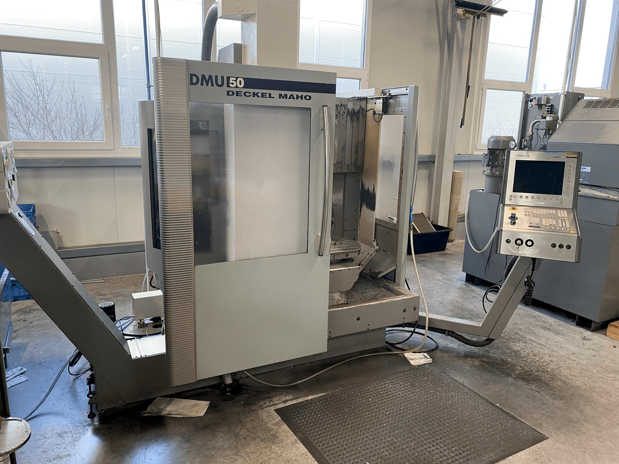DECKEL MAHO DMU 50 Mašinos vaizdas iš priekio