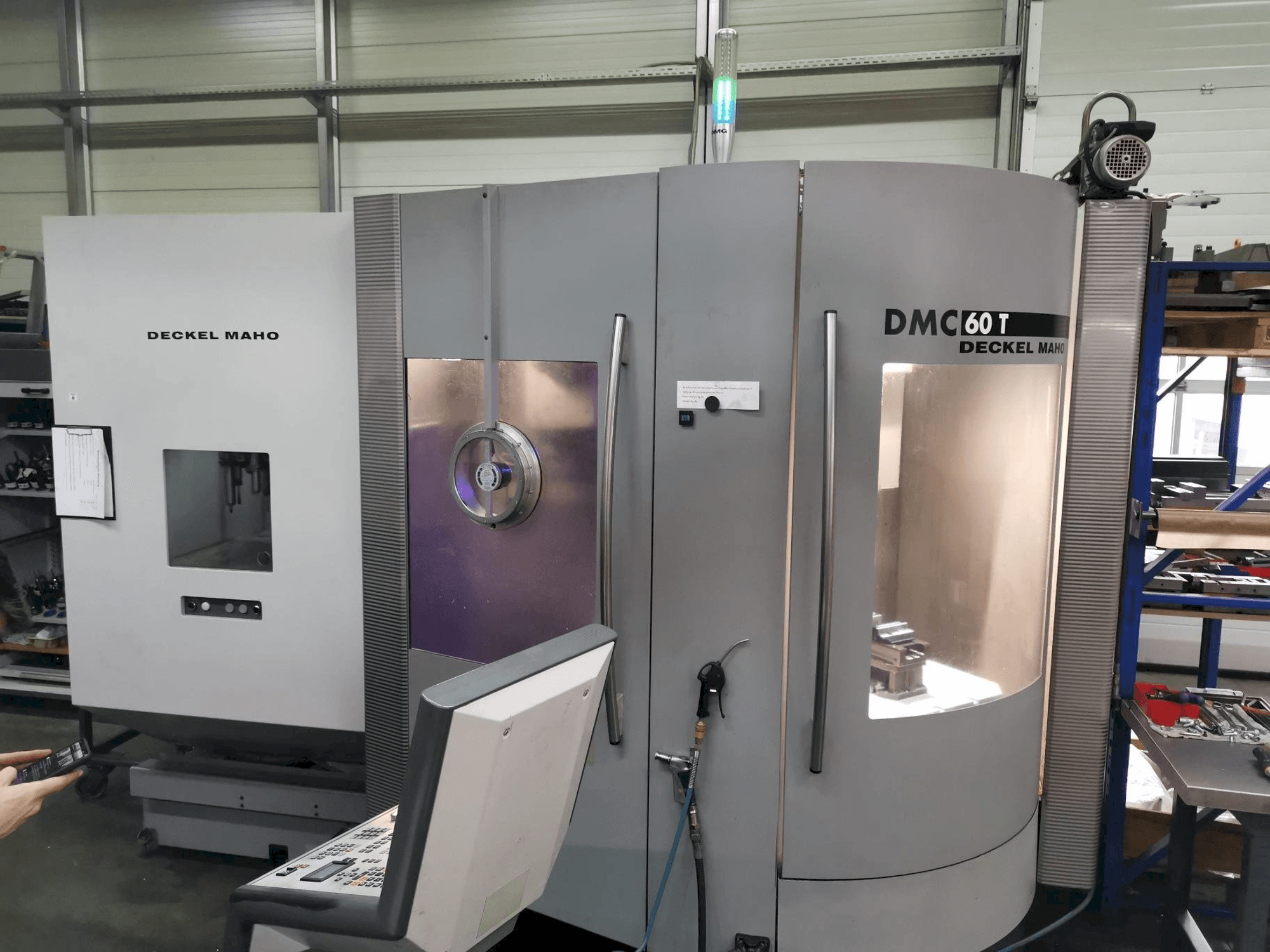 DECKEL MAHO DMC 60T Mašinos vaizdas iš priekio