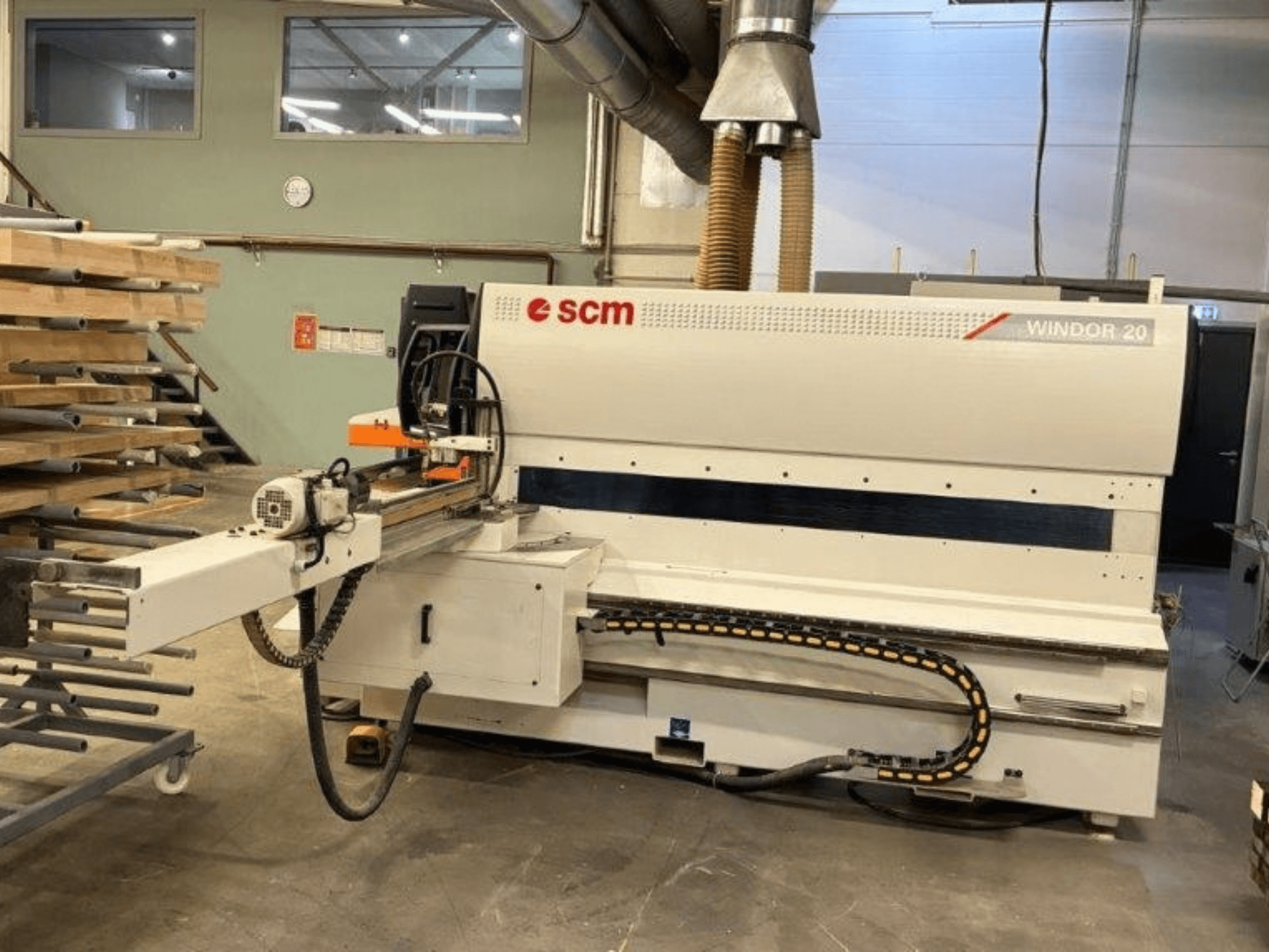 Medienos apdirbimo staklės „SCM Windor 20“ dirbtuvėse, vaizdas iš priekio, kuriame matomas valdymo pultas ir padavimo mechanizmas.