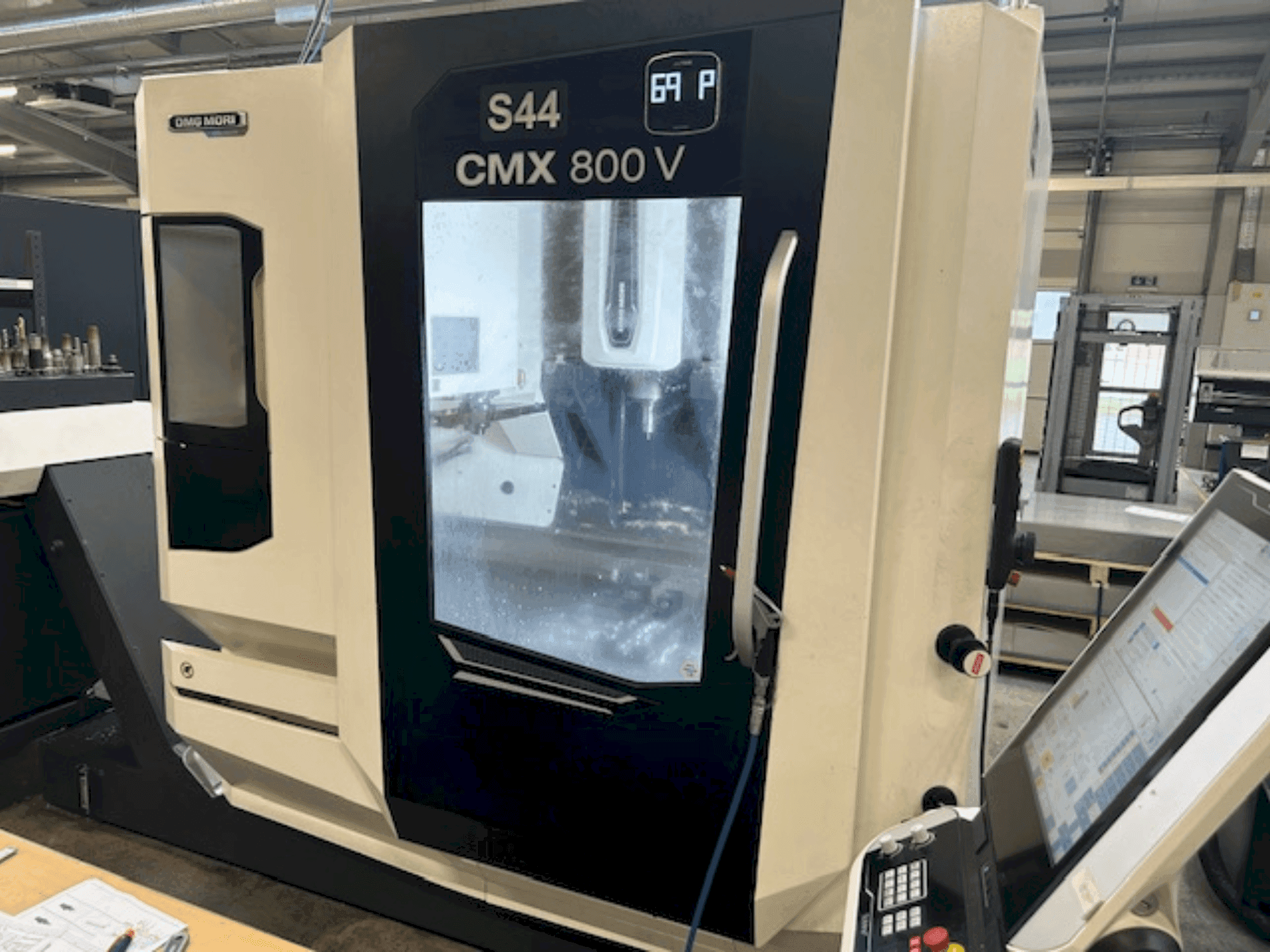 DMG MORI CMX 800 V Mašinos vaizdas iš priekio