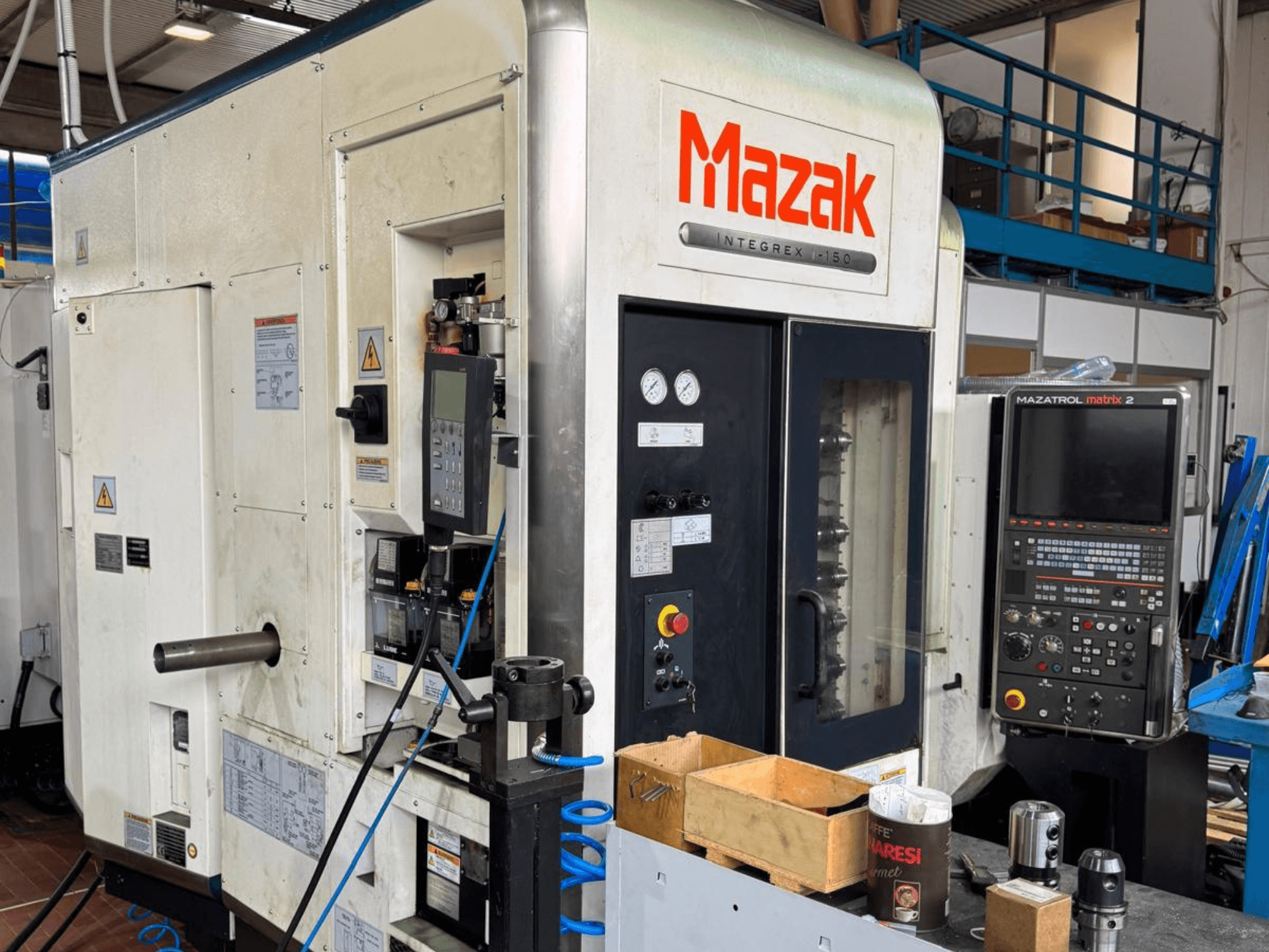 Mazak Integrex I-150 CNC staklės, vaizdas iš priekio; valdymo skydelis, įrankių laikiklis ir darbiniai matuokliai.